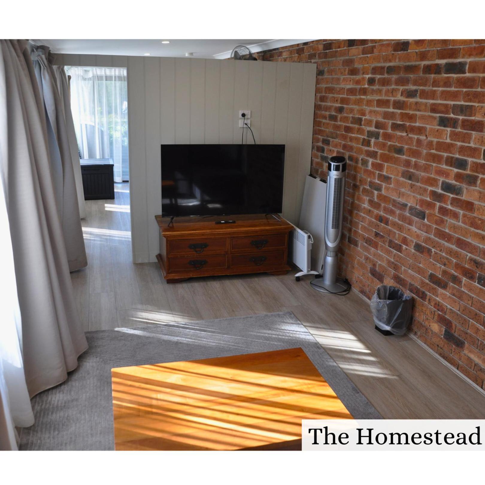 Six-Bedroom House photo 2
