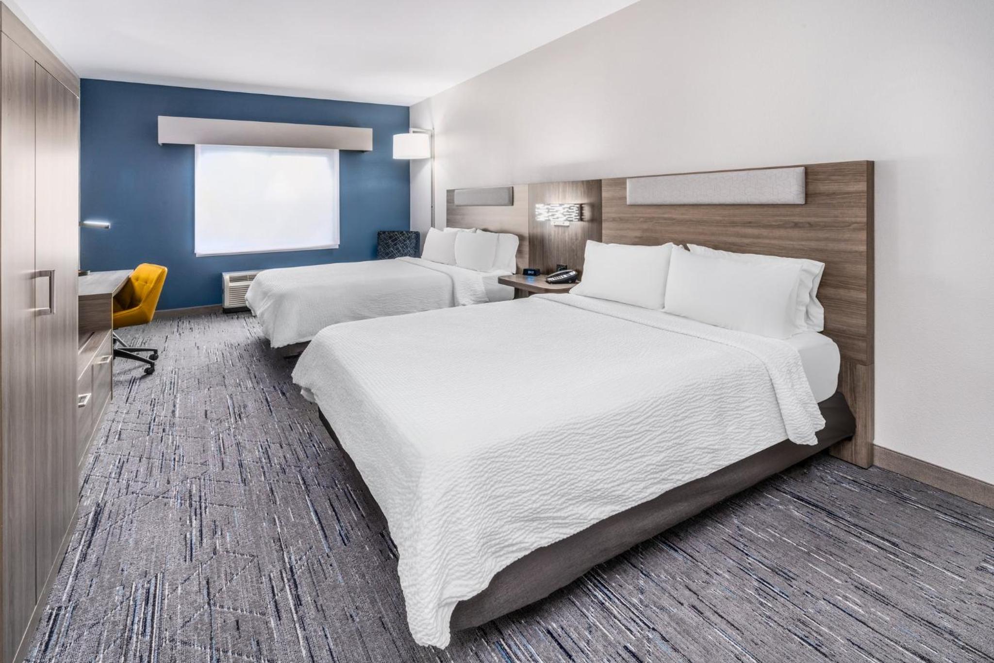Standard Queen Room with Two Queen Beds photo 1