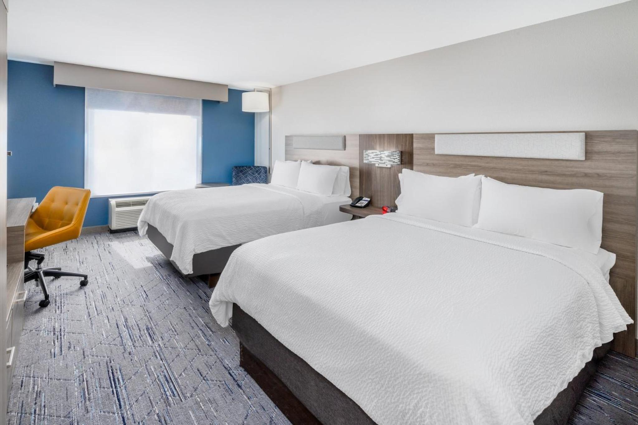 Standard Queen Room with Two Queen Beds photo 2