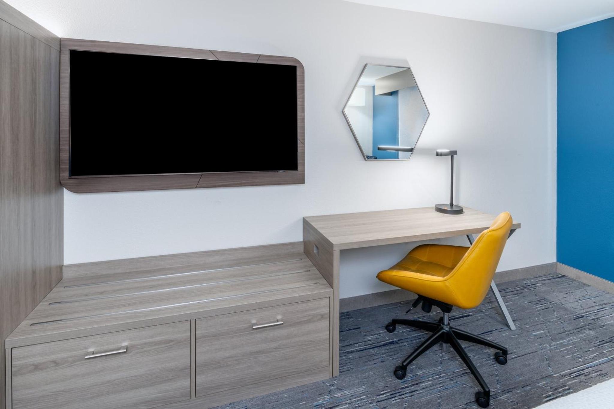 Standard King Room with Accessible Tub - Mobility Access photo 3