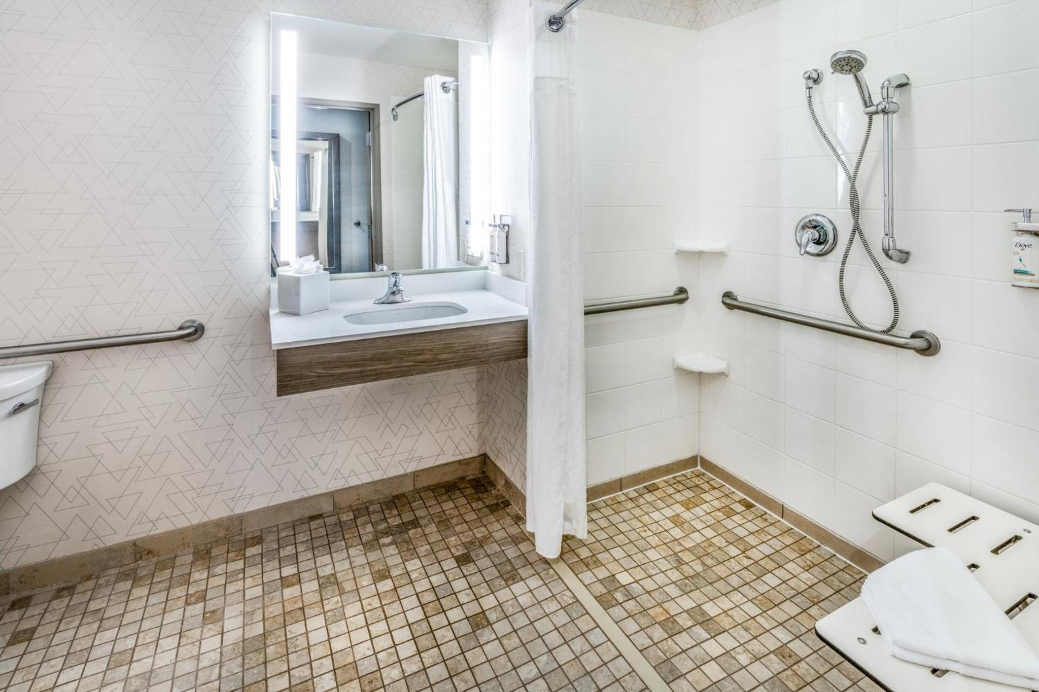 Standard Queen Room with Two Queen Beds and Roll-In Shower - Mobility Access