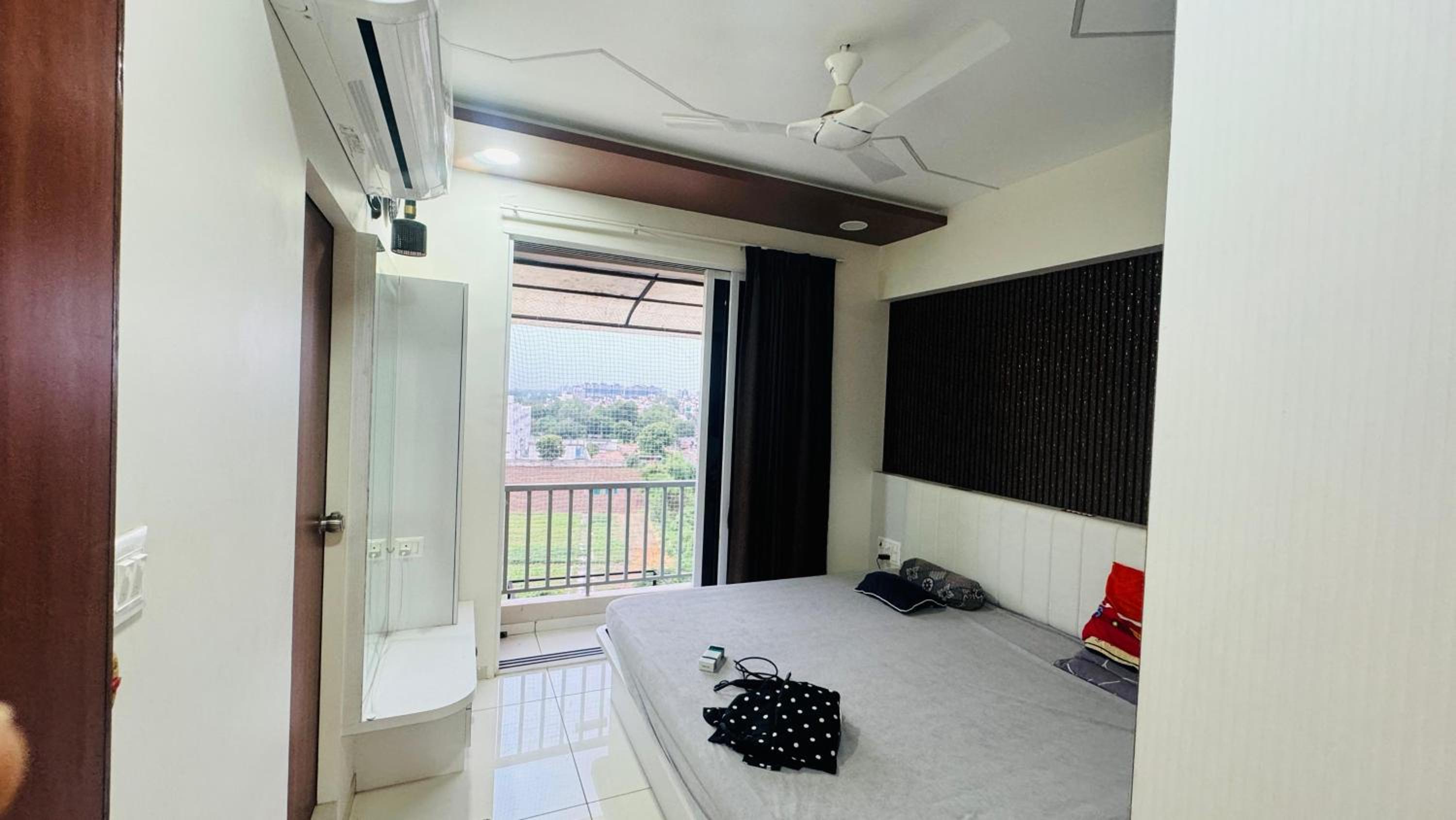 One-Bedroom Apartment photo 2