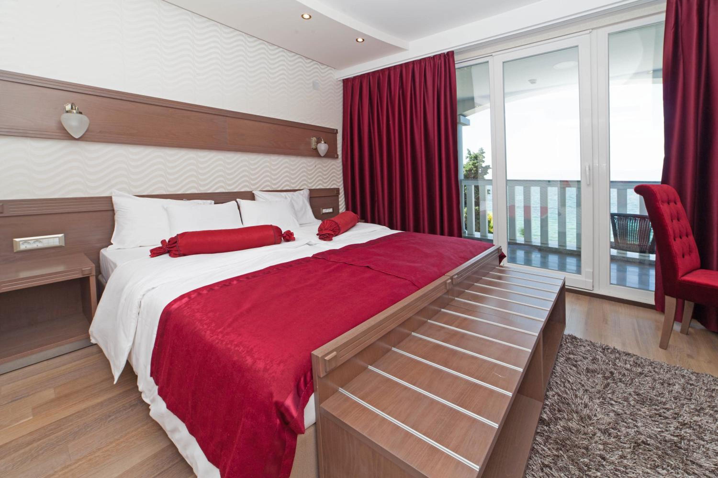 Double or Twin Room with Balcony and Lake View - Photo 1