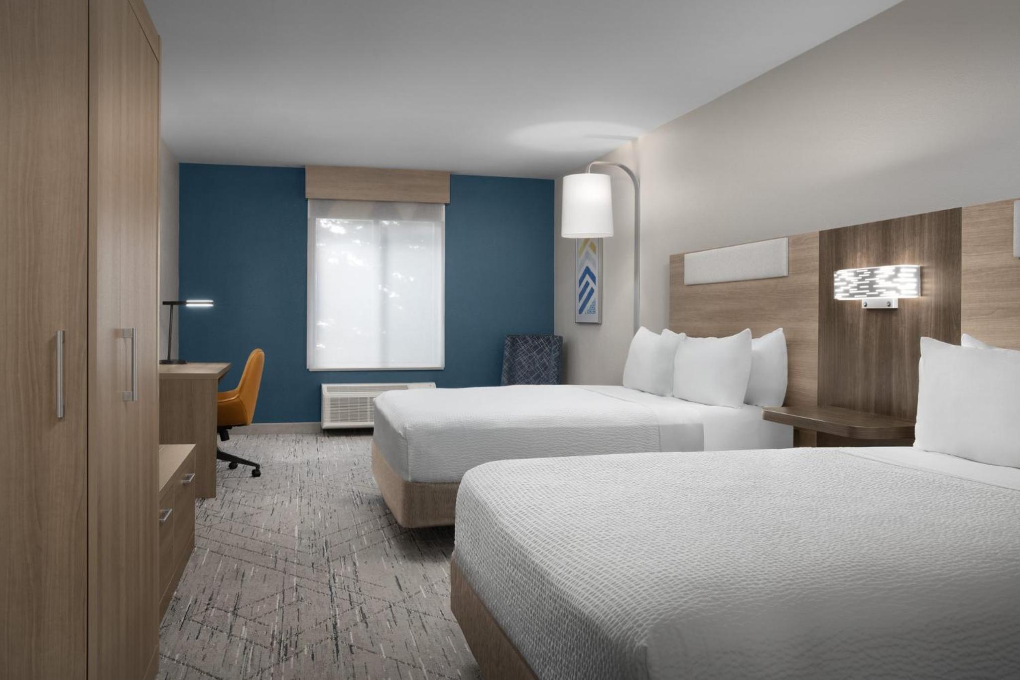Standard Room with Two Queen Beds - Photo 6