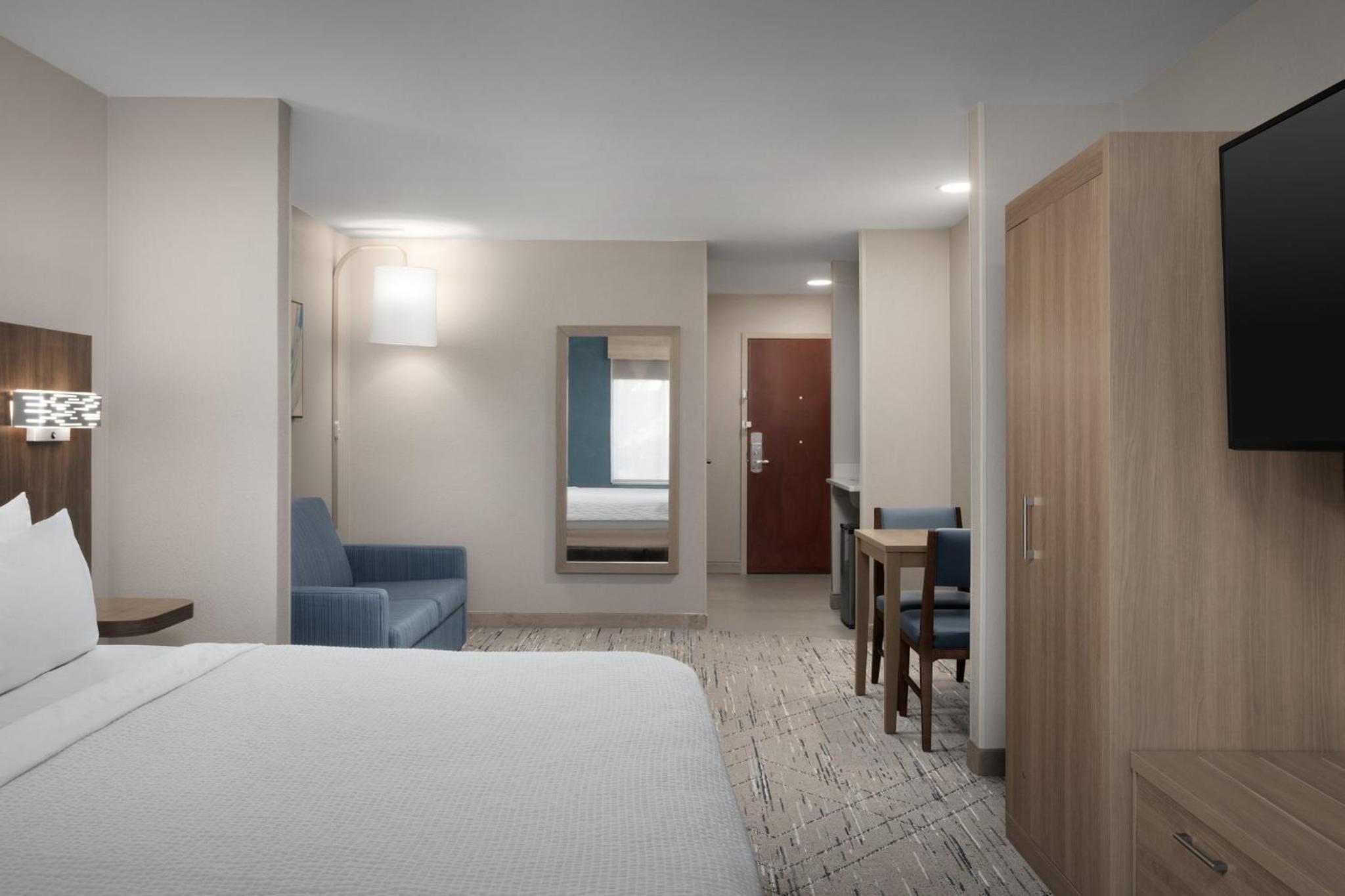 One-Bedroom Suite with Sofa Bed - Photo 1