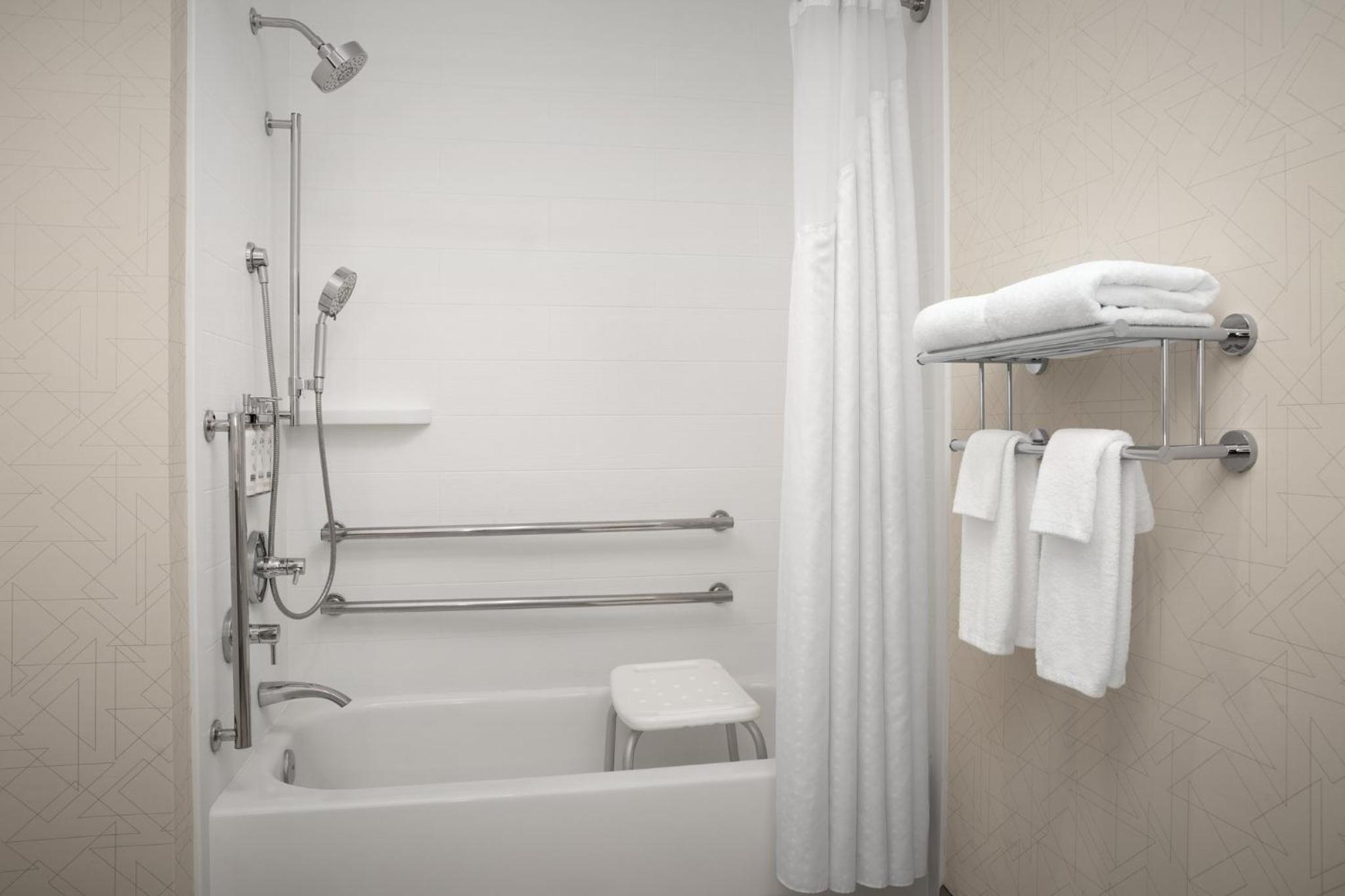 Queen Room with Two Queen Beds - Mobility Access Tub/Non-Smoking - Photo 2