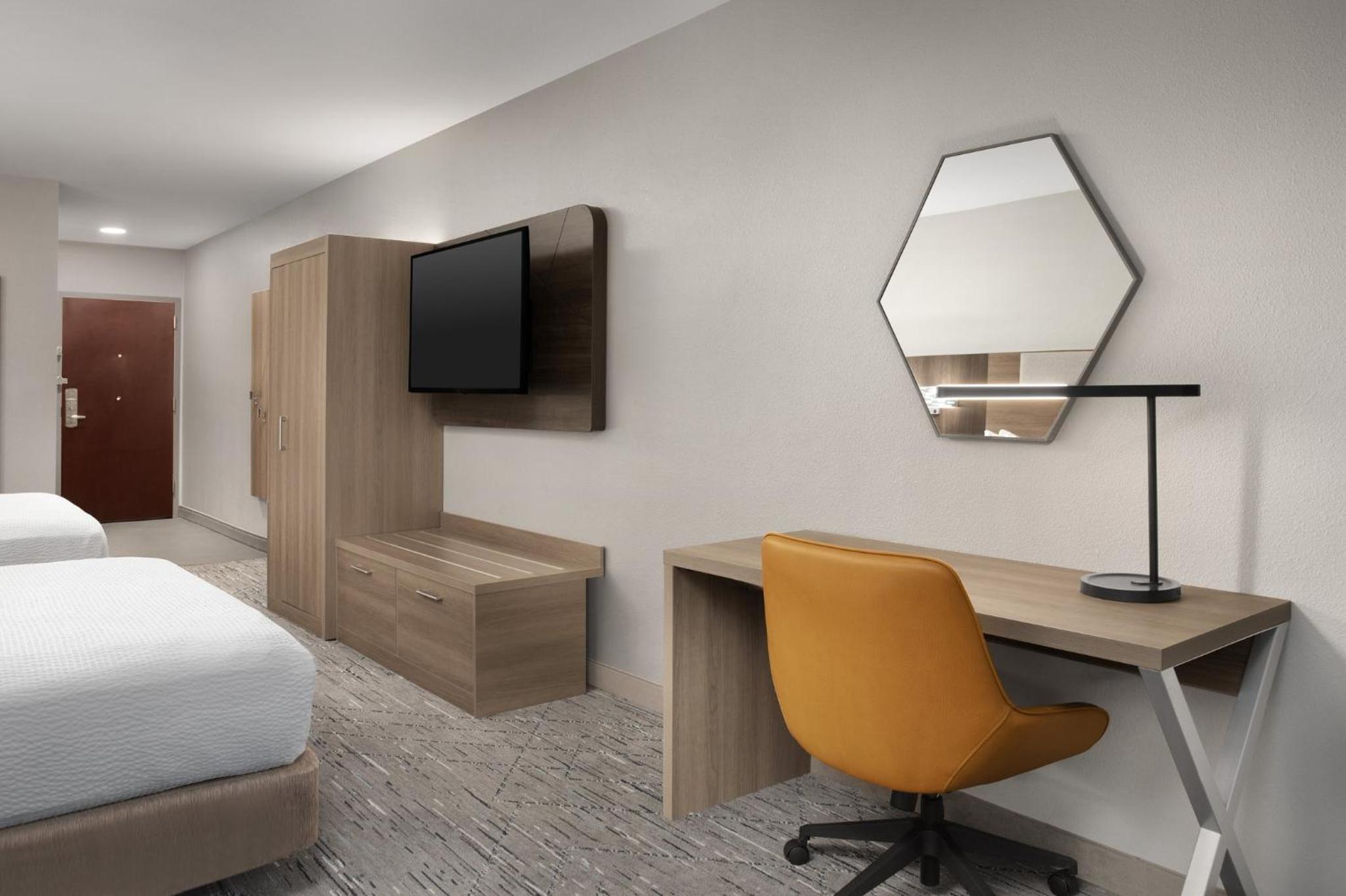 Queen Room with Two Queen Beds - Mobility Access Tub/Non-Smoking - Photo 4