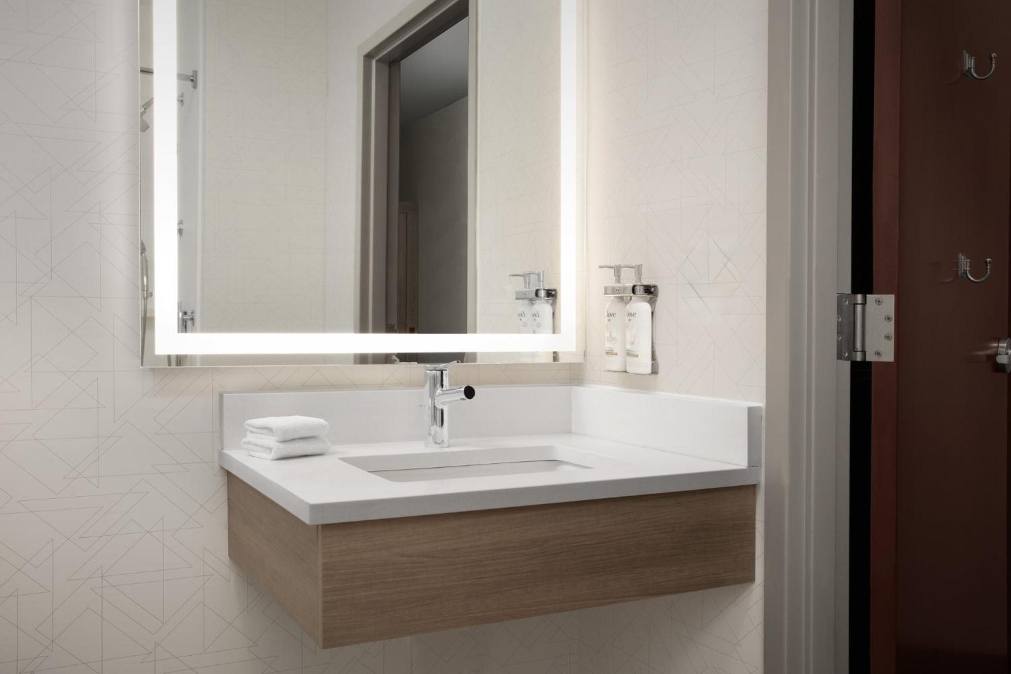 Queen Room with Two Queen Beds - Mobility Access Tub/Non-Smoking - Photo 3