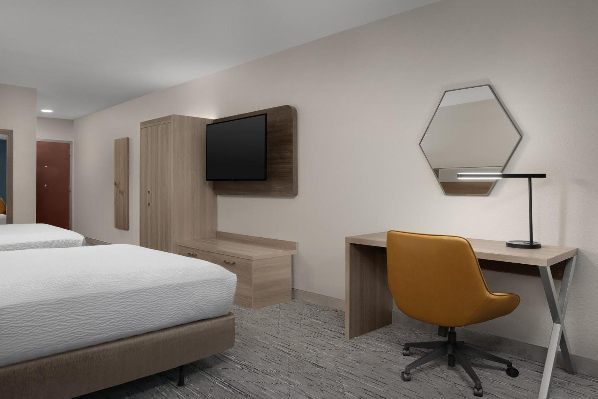 Standard Room with Two Queen Beds - Photo 1