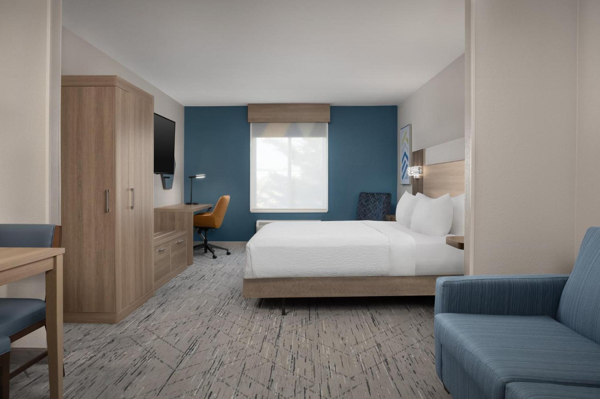 One-Bedroom Suite with Sofa Bed - Photo 4