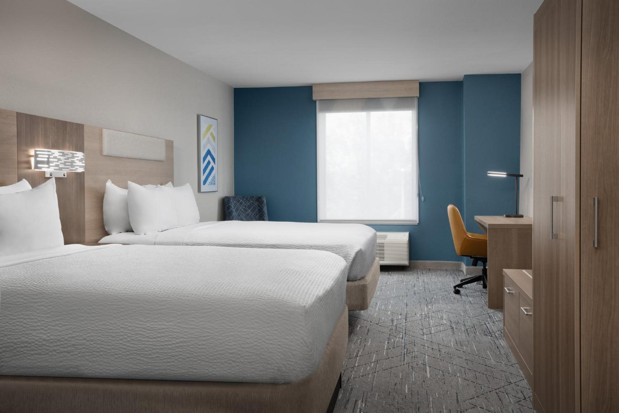 Queen Suite with Two Queen Beds and Sofa Bed - Photo 5