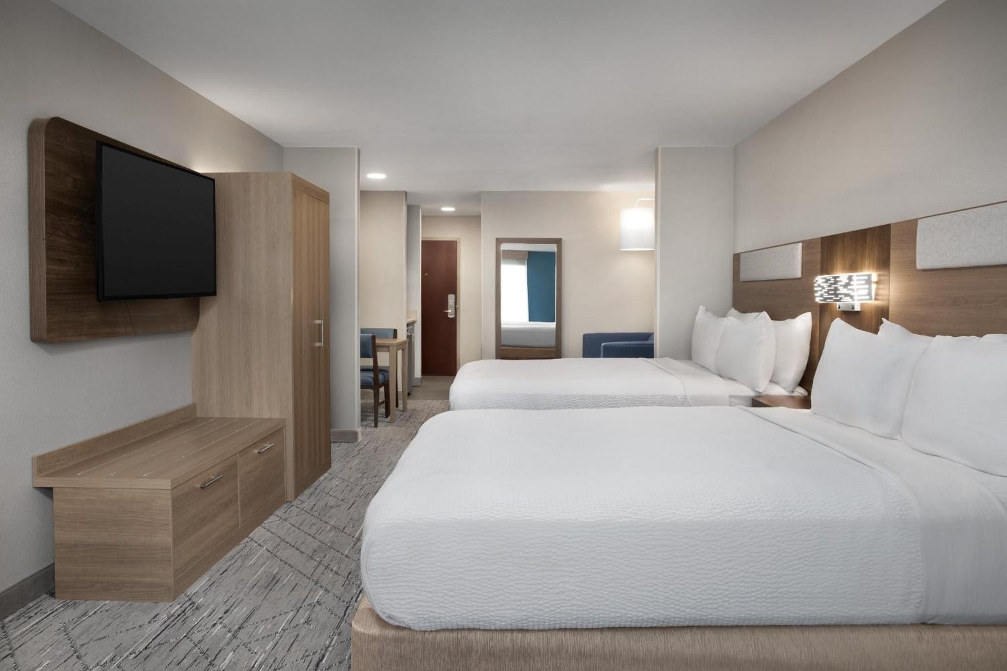 Queen Suite with Two Queen Beds and Sofa Bed - Photo 6