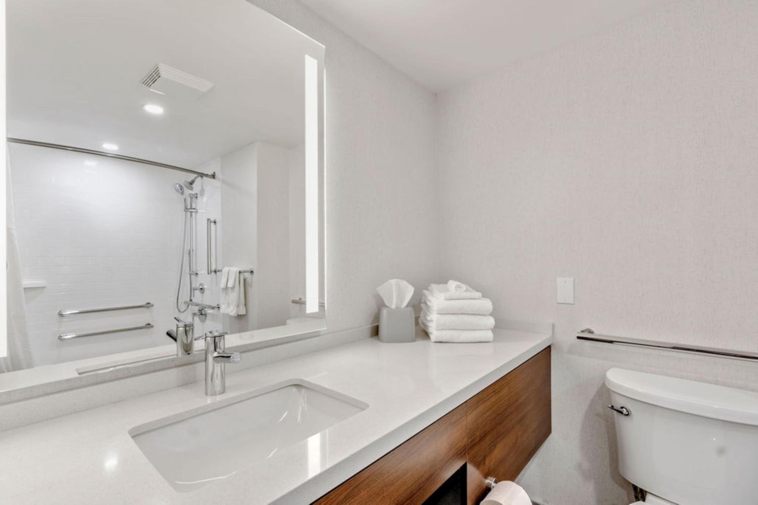 King Room with Accessible Tub - Mobility Access - Photo 7