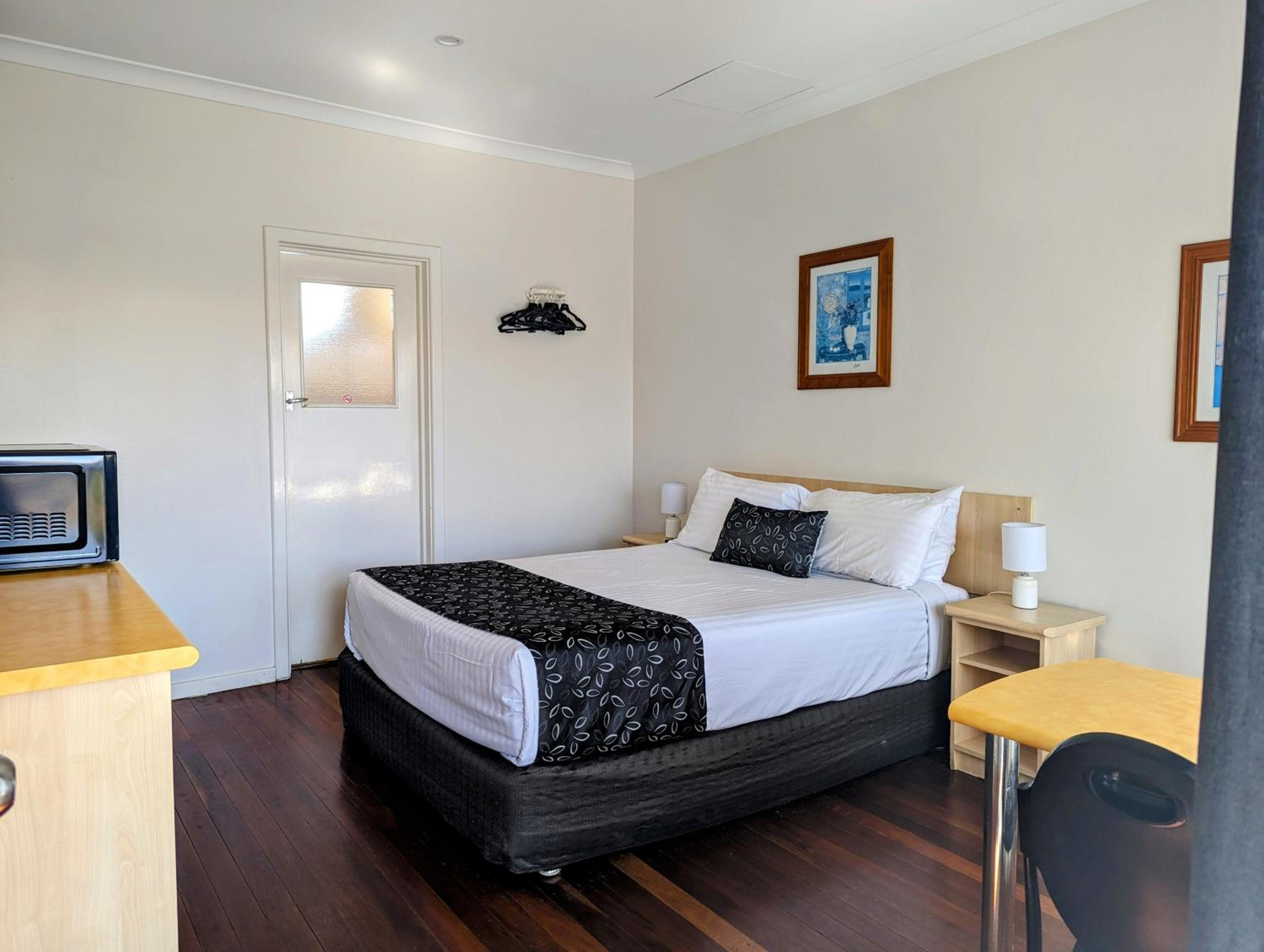 Standard Queen Room photo 3