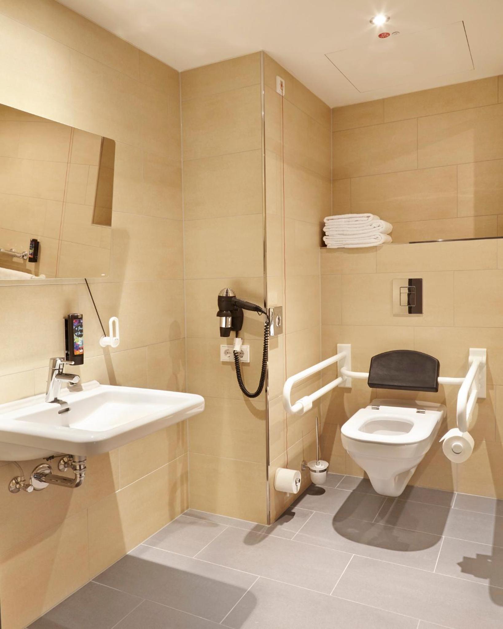 Standard Queen Room - Accessible - Photo 6