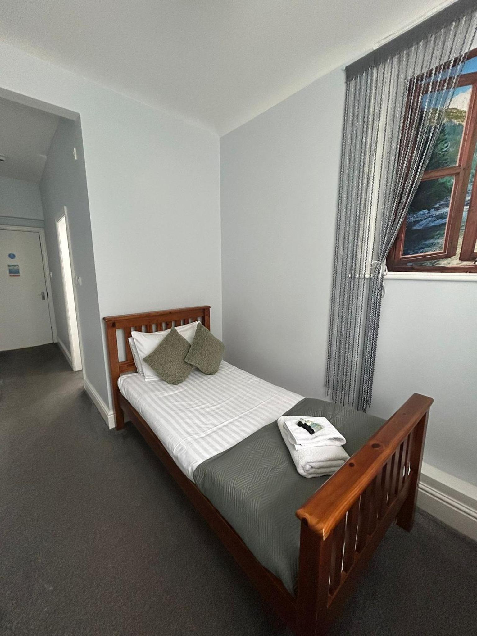 Single Room with Bathroom photo 2