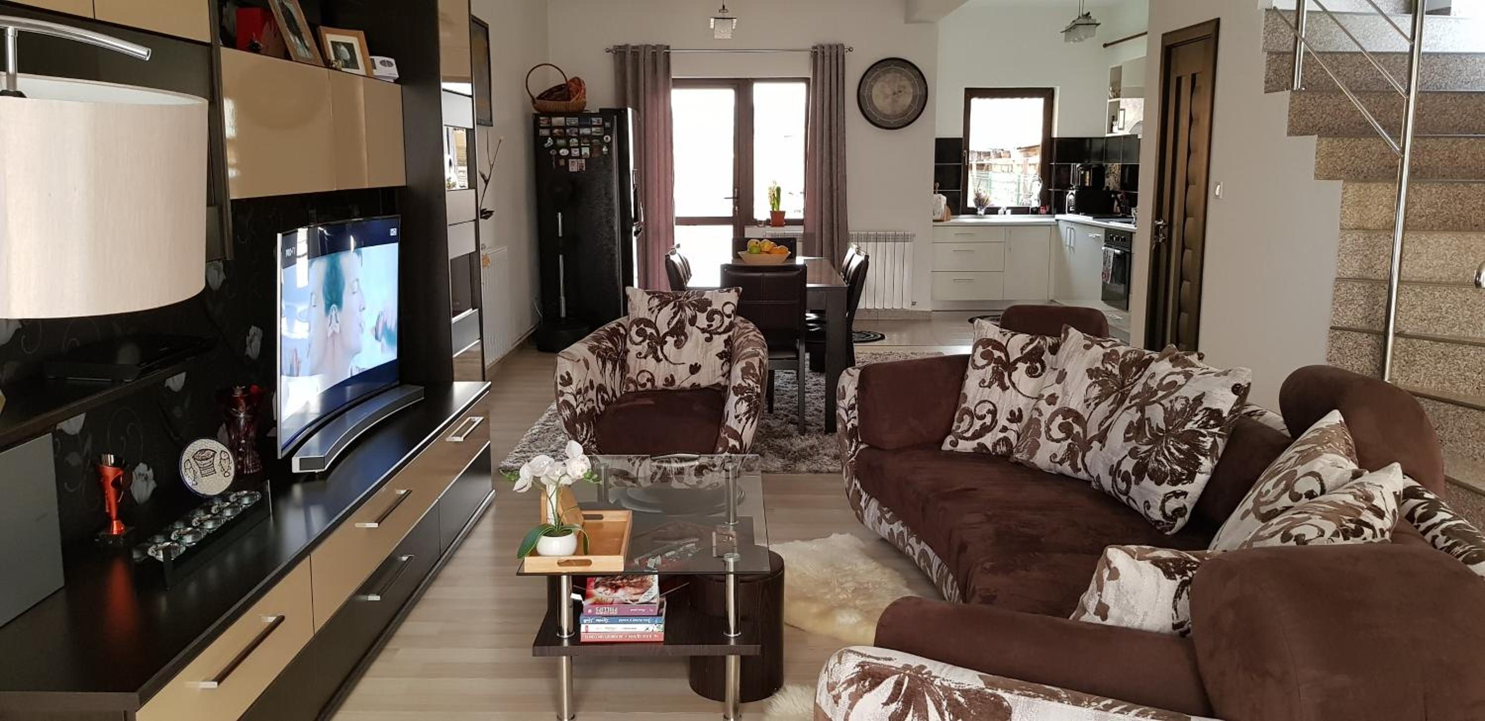 Five-Bedroom House photo 1