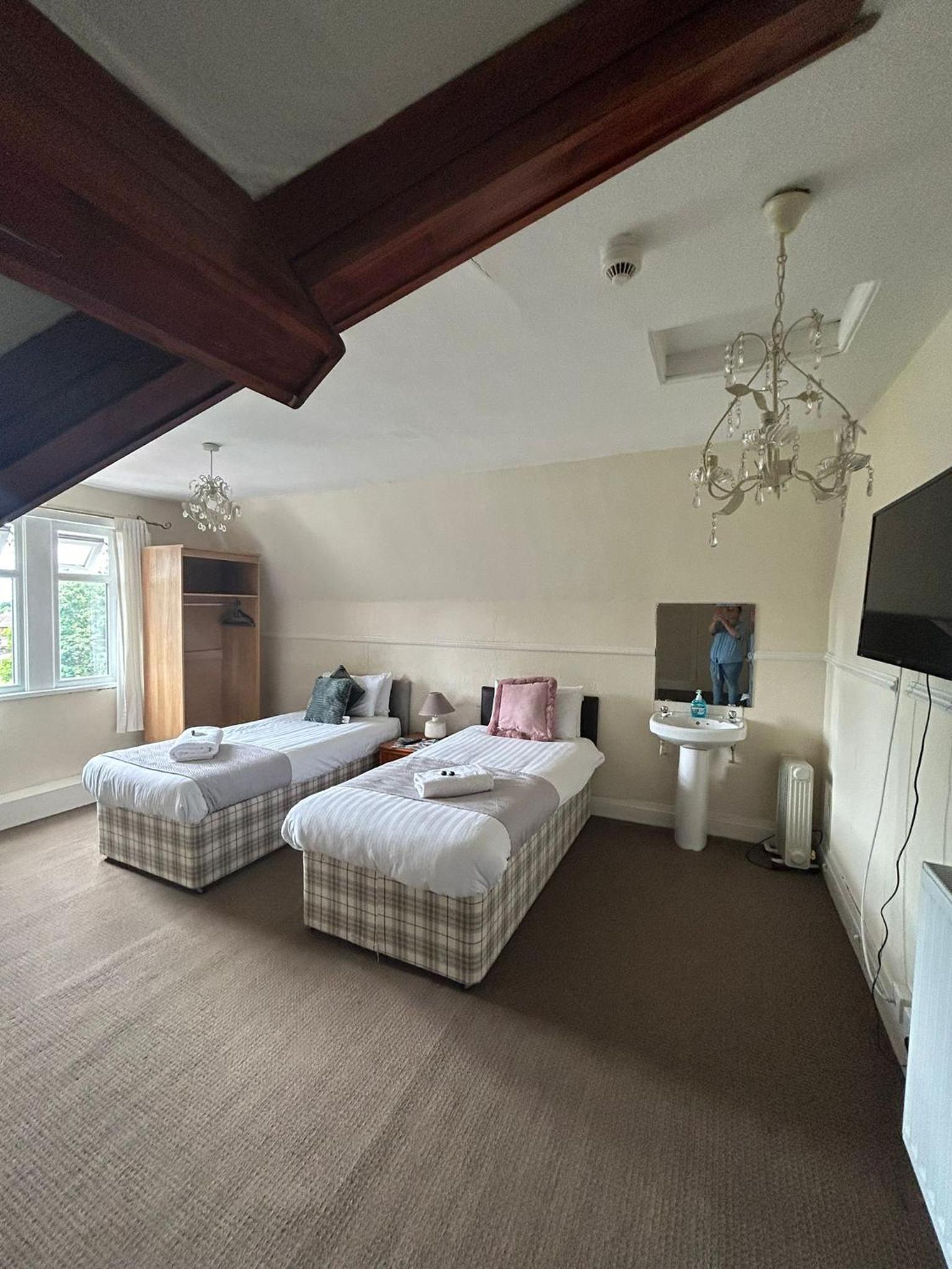 Standard Twin Room with Shared Bathroom photo 2