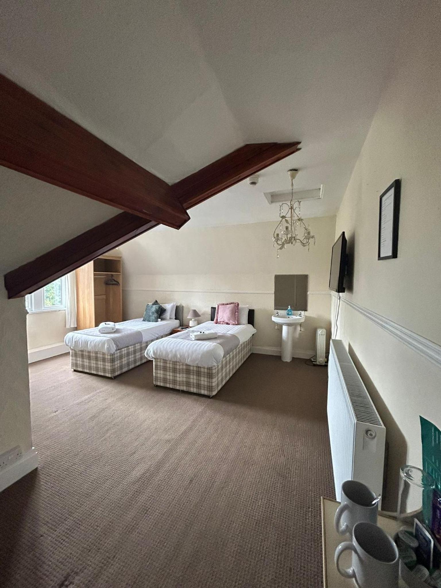 Standard Twin Room with Shared Bathroom photo 3