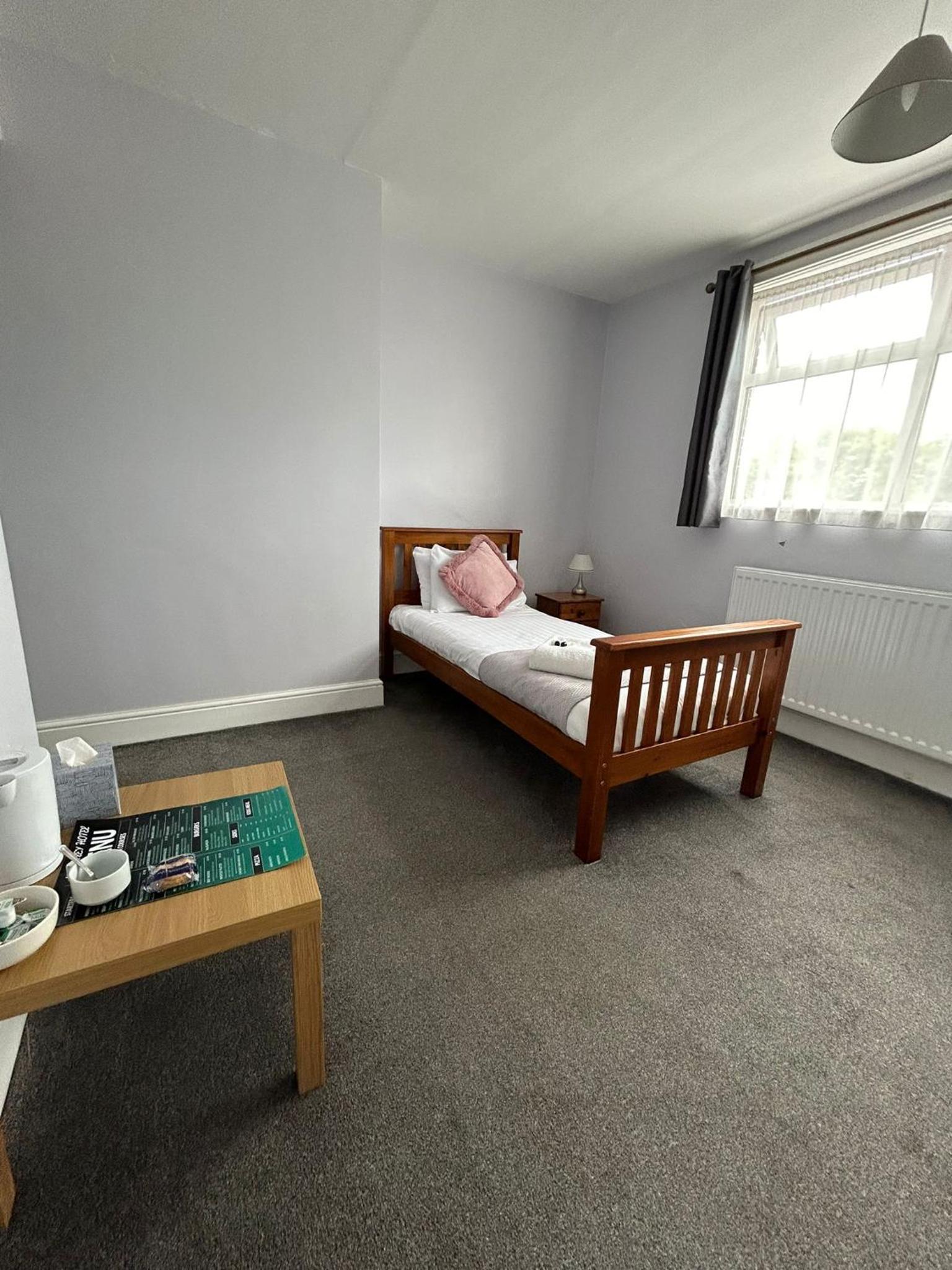 Single Room with Bathroom photo 3
