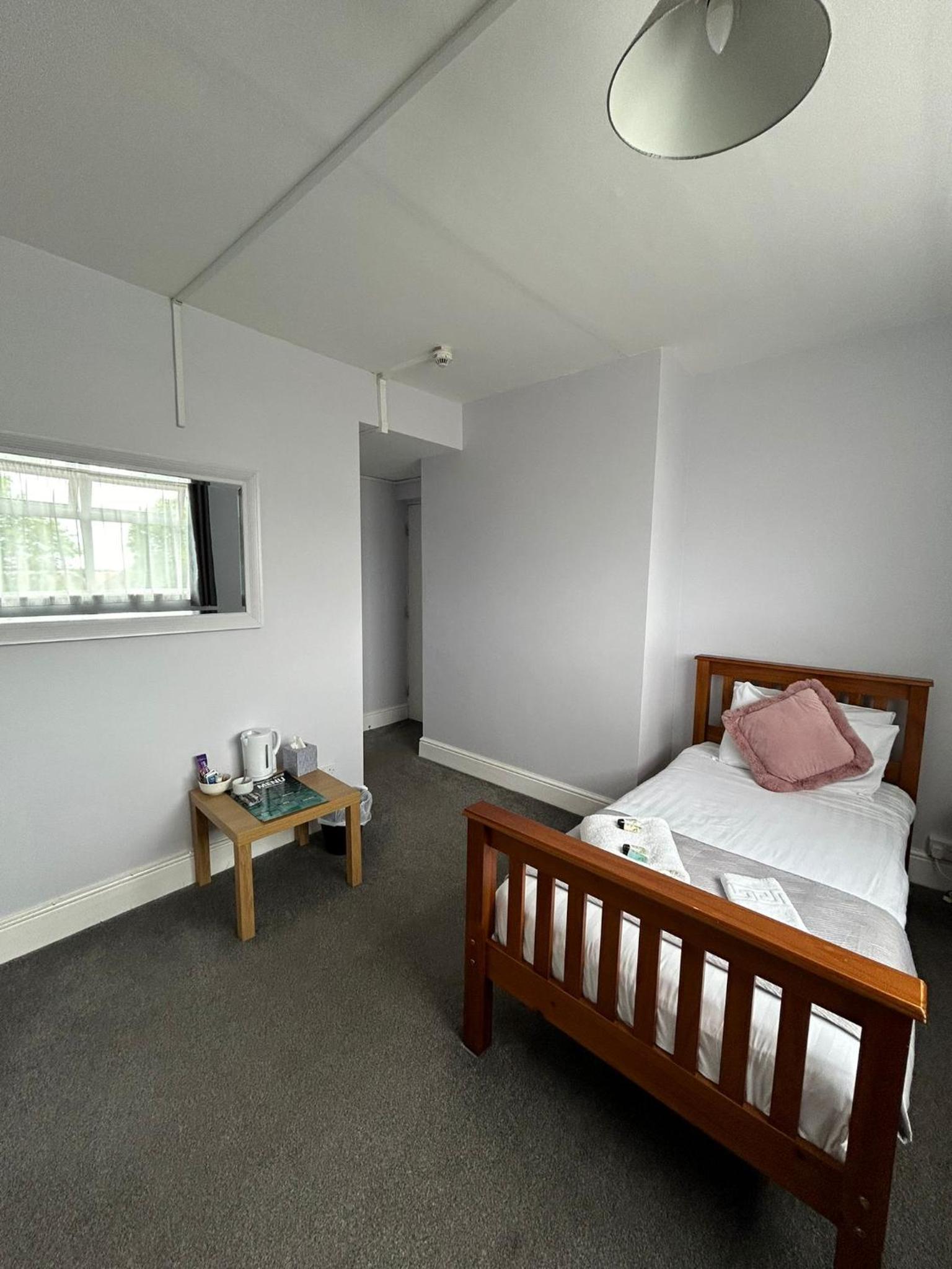 Single Room with Bathroom photo 1