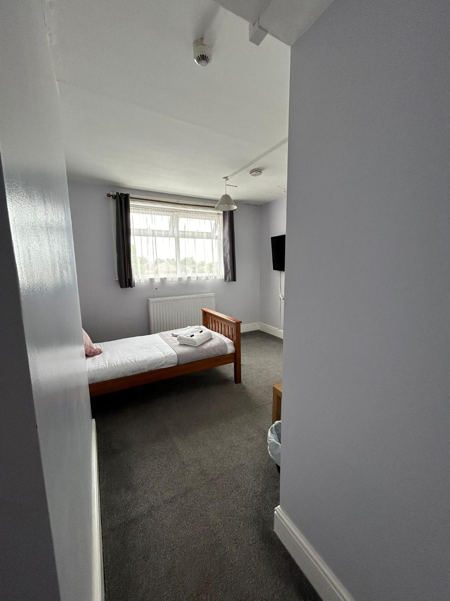 Single Room with Bathroom photo 2