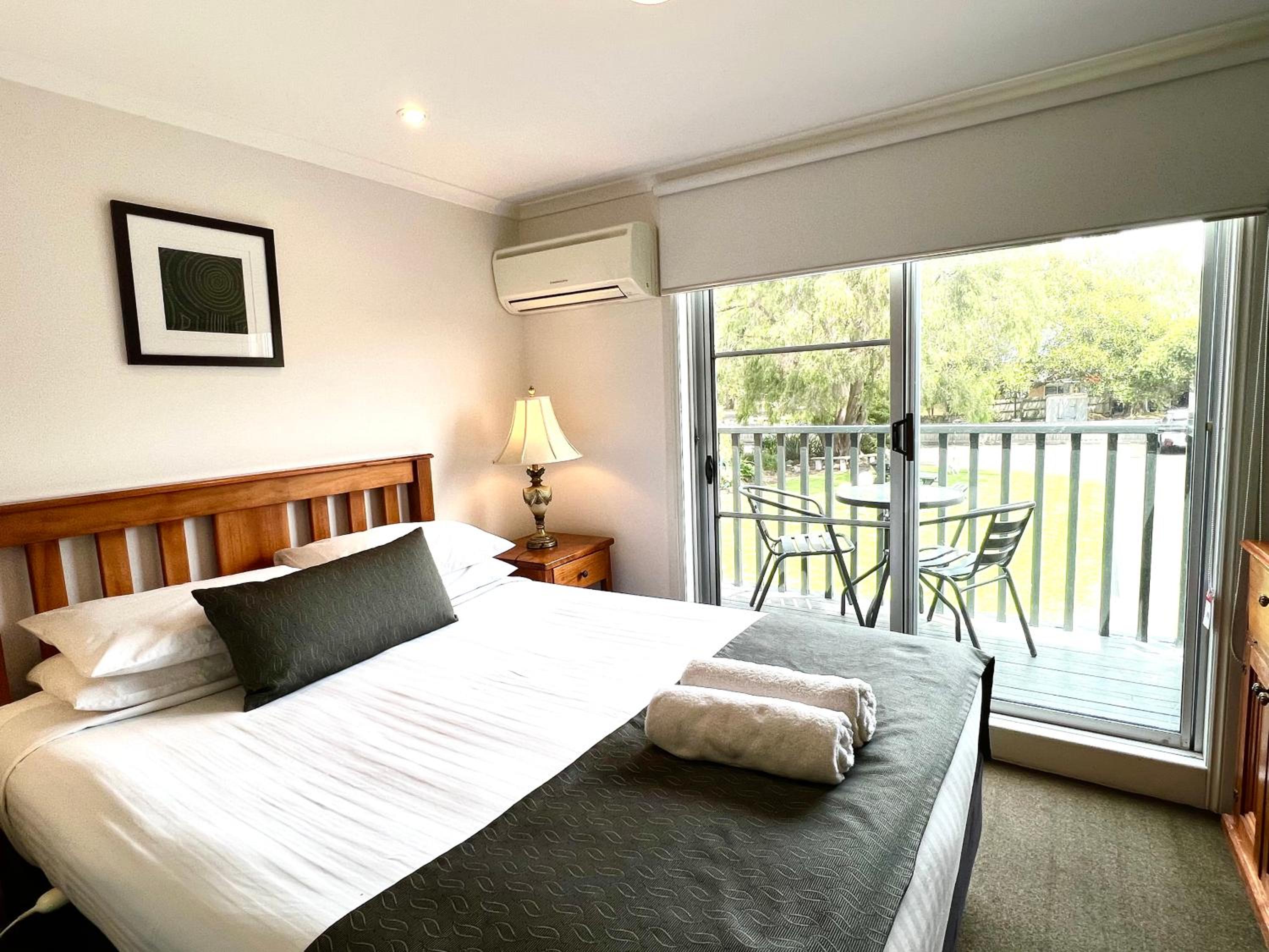 Small Double Room with Private Bathroom - Guest House - Photo 8