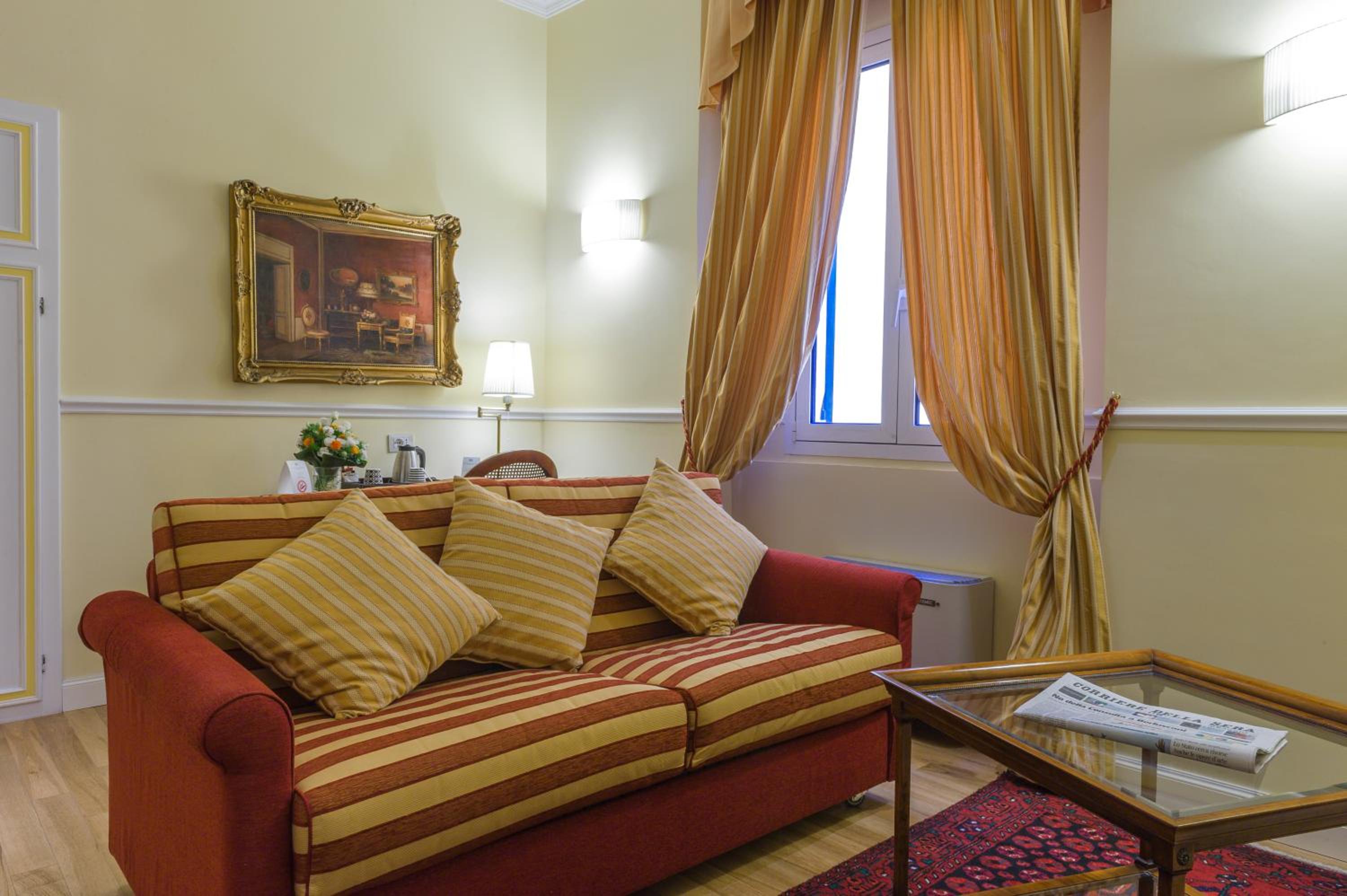 Suite - Photo 1