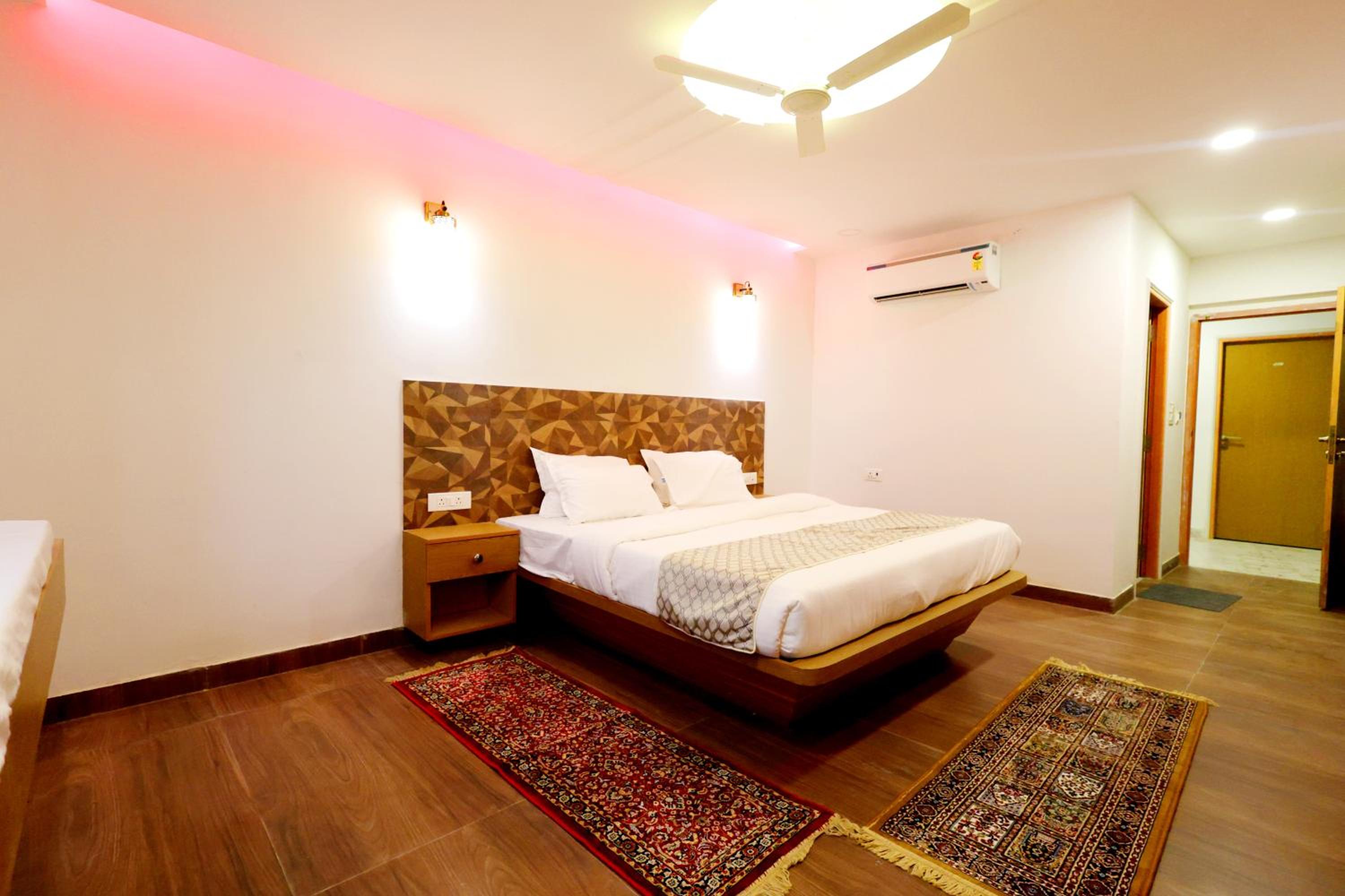 Deluxe Room - Photo 5