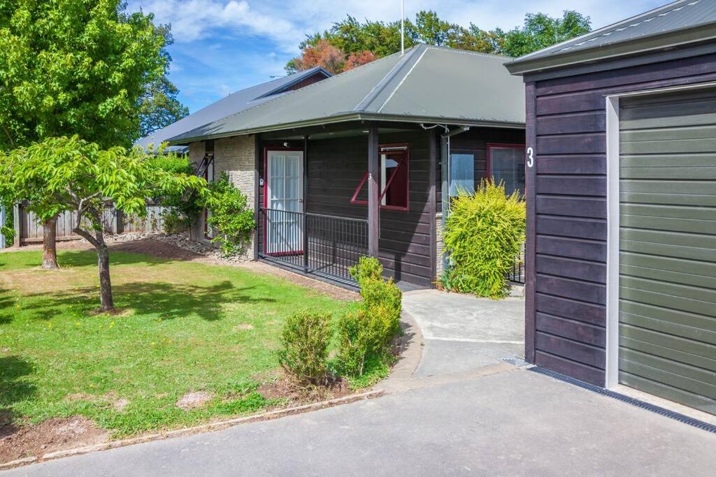 Three-Bedroom House photo 2
