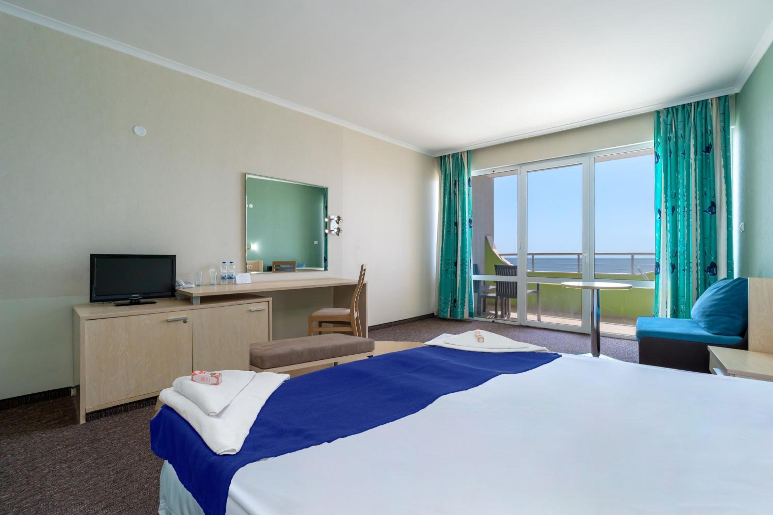 Double or Twin Room with Balcony - Free Beach Access - Photo 3