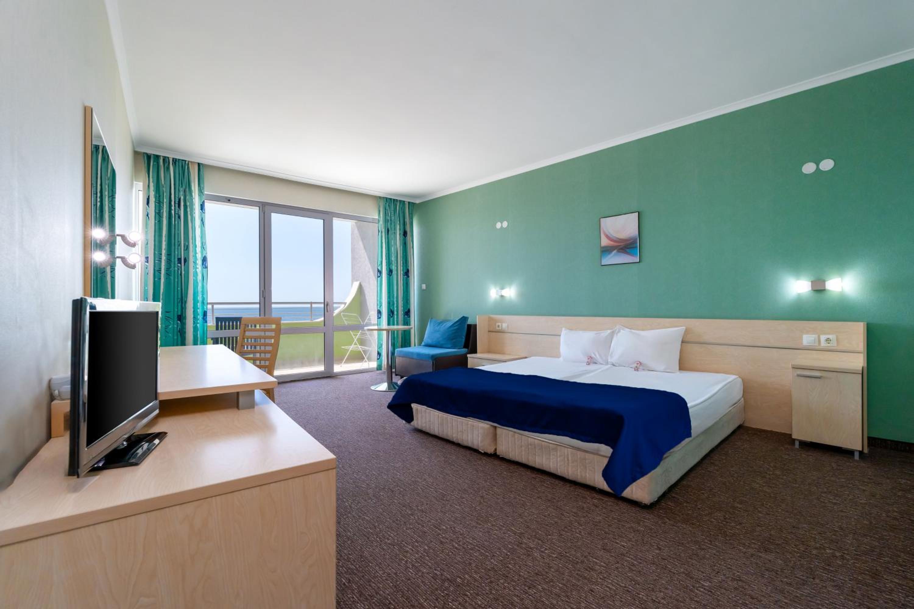 Double or Twin Room with Balcony - Free Beach Access - Photo 1