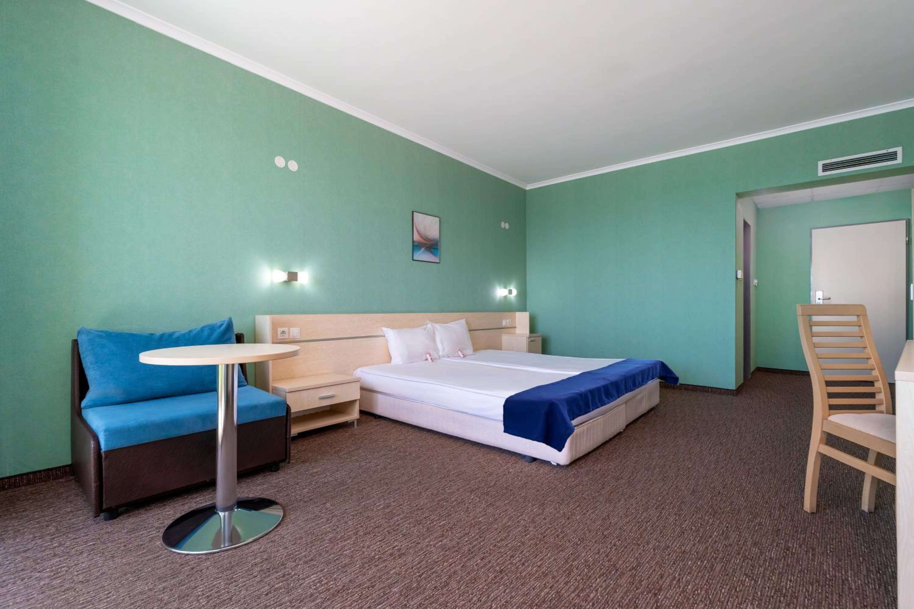 Double or Twin Room with Balcony - Free Beach Access - Photo 2