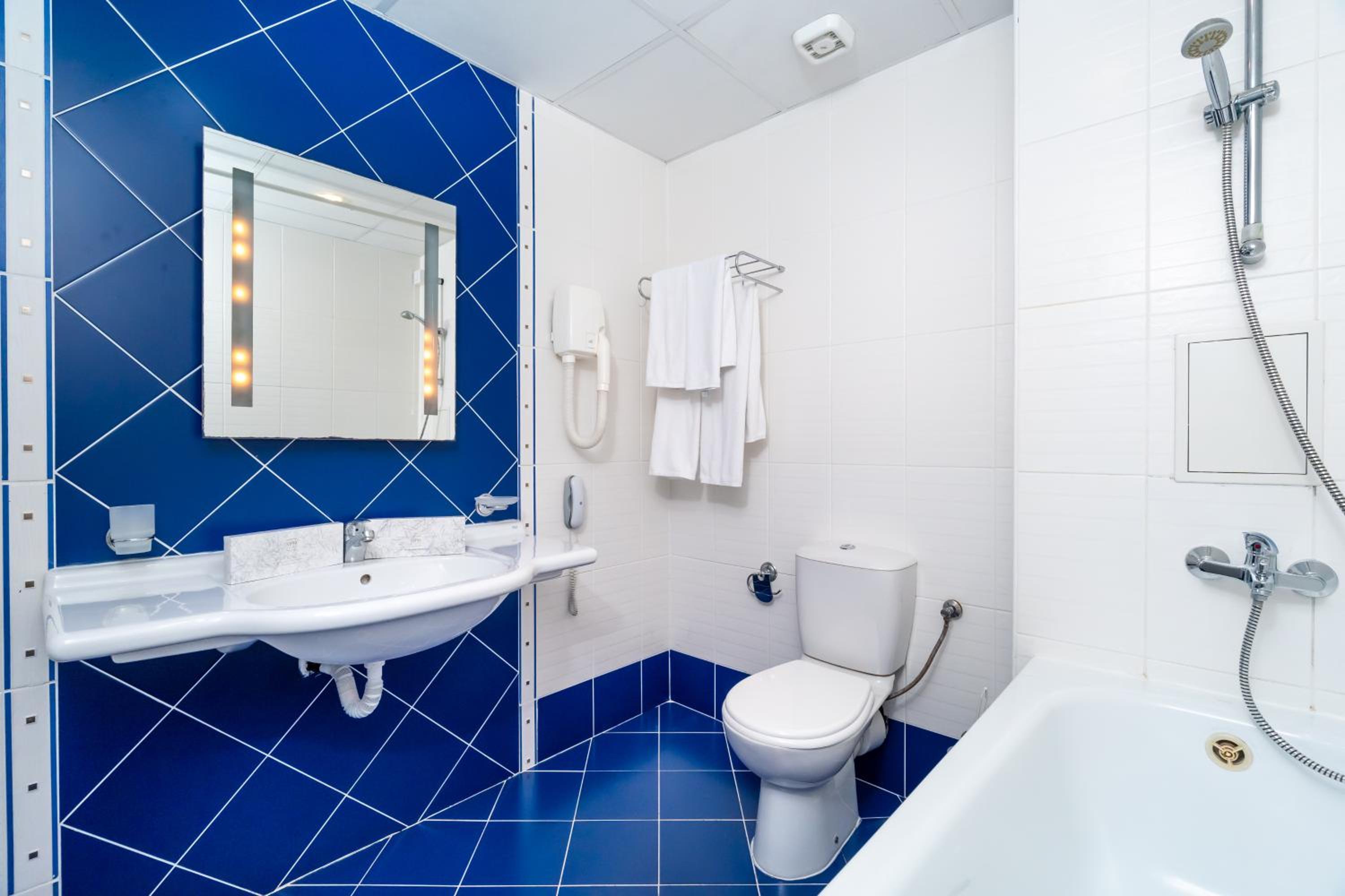 Double or Twin Room with Balcony - Free Beach Access - Photo 8