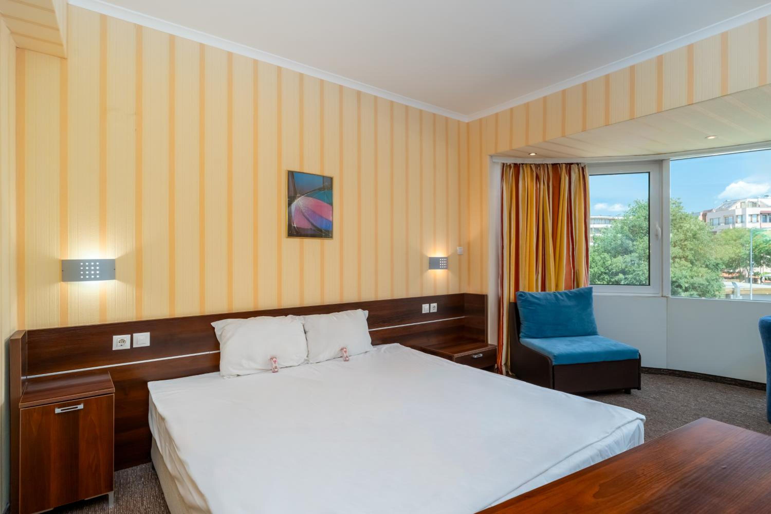 Double or Twin Room with Balcony - Free Beach Access - Photo 9