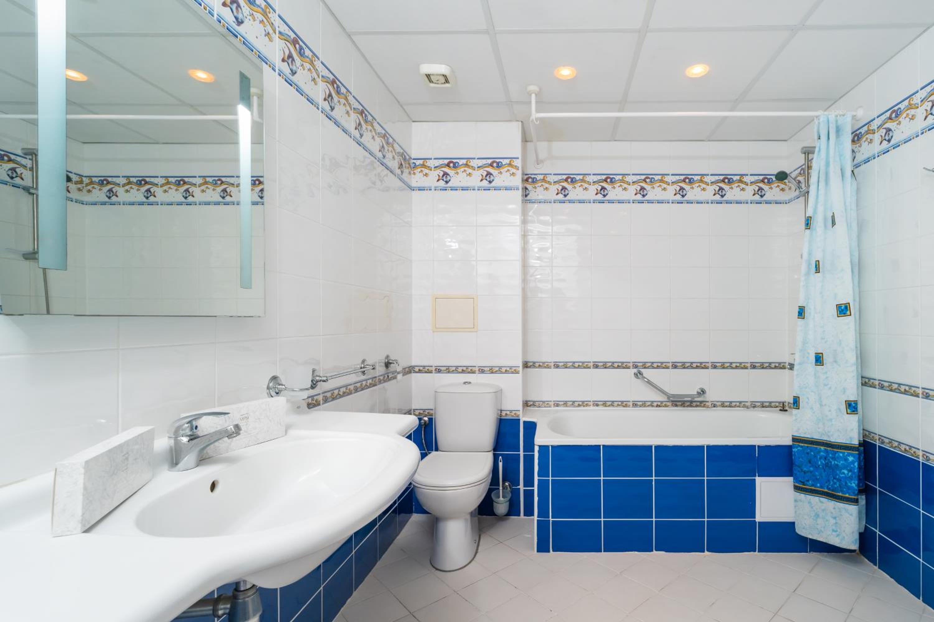 Double or Twin Room with Balcony - Free Beach Access - Photo 13
