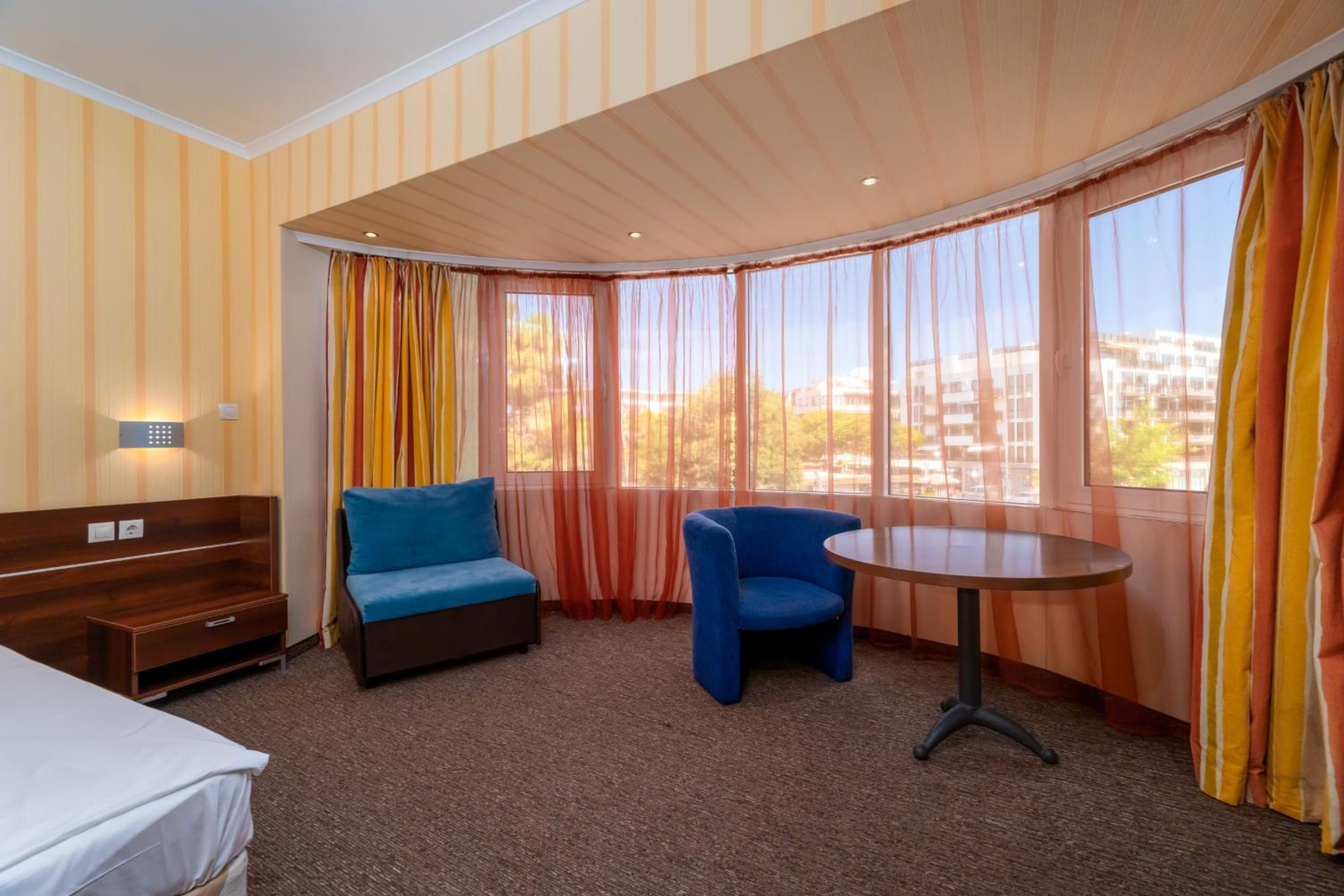 Double or Twin Room with Balcony - Free Beach Access - Photo 11