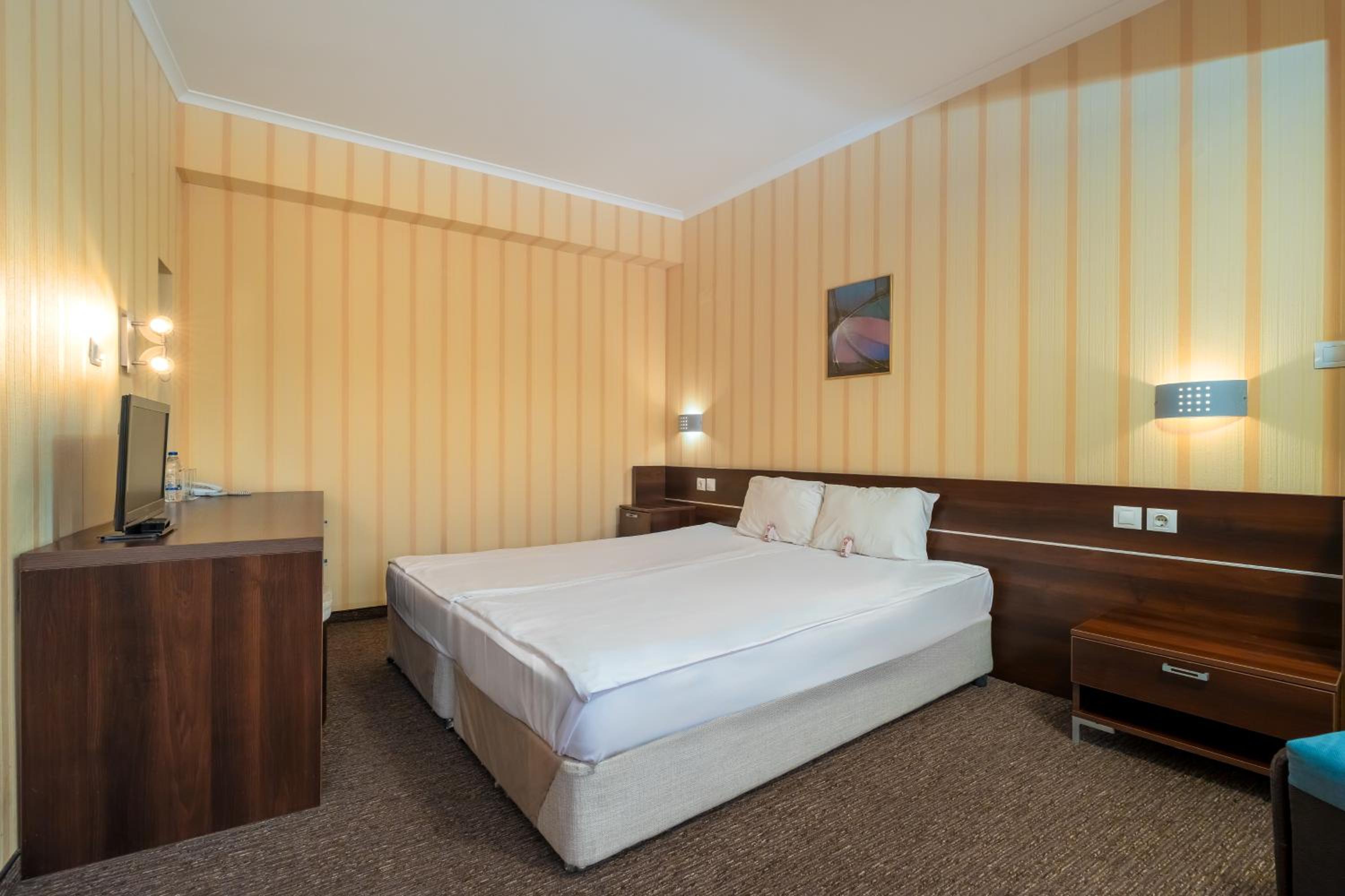 Double or Twin Room with Balcony - Free Beach Access - Photo 10