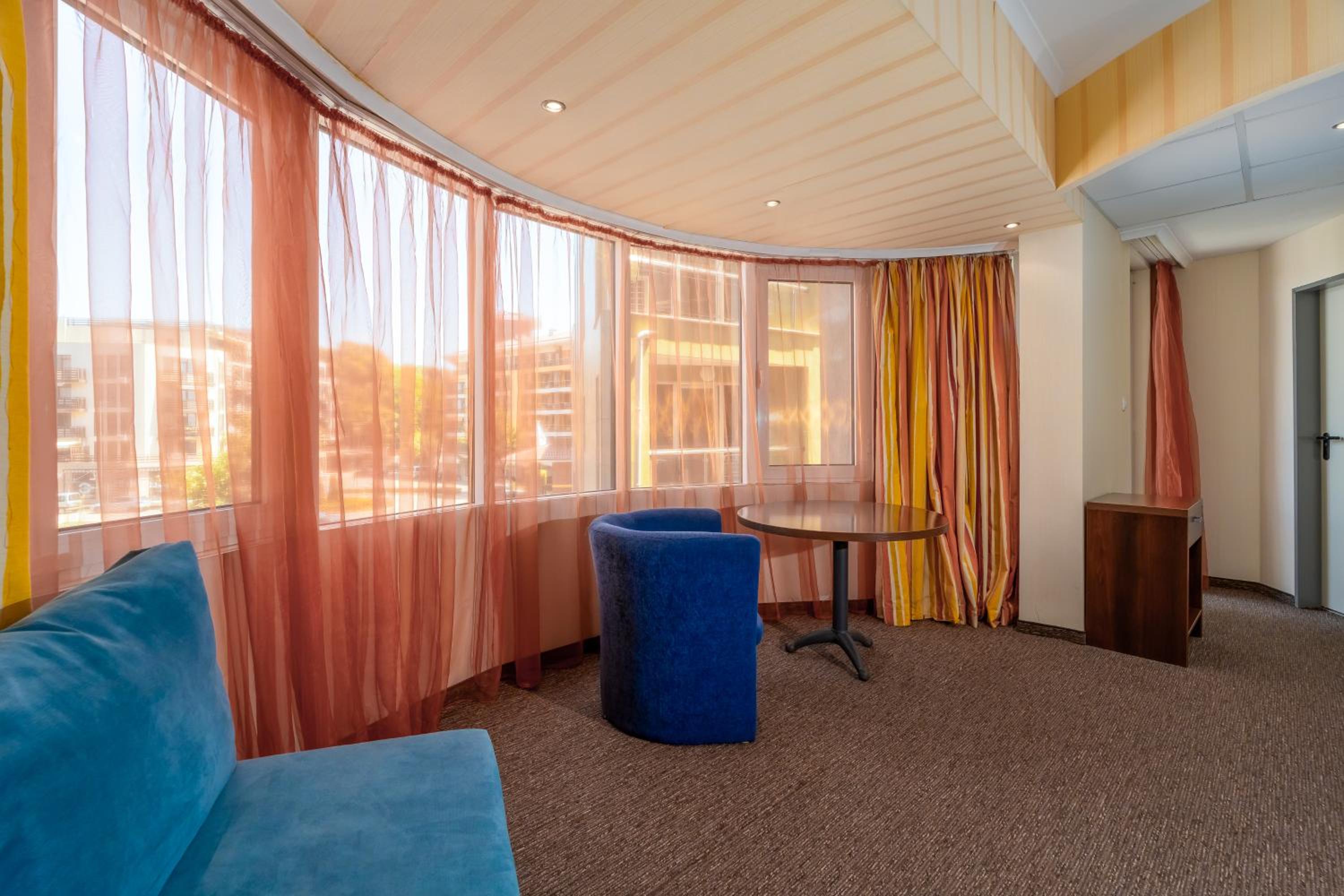 Double or Twin Room with Balcony - Free Beach Access - Photo 12