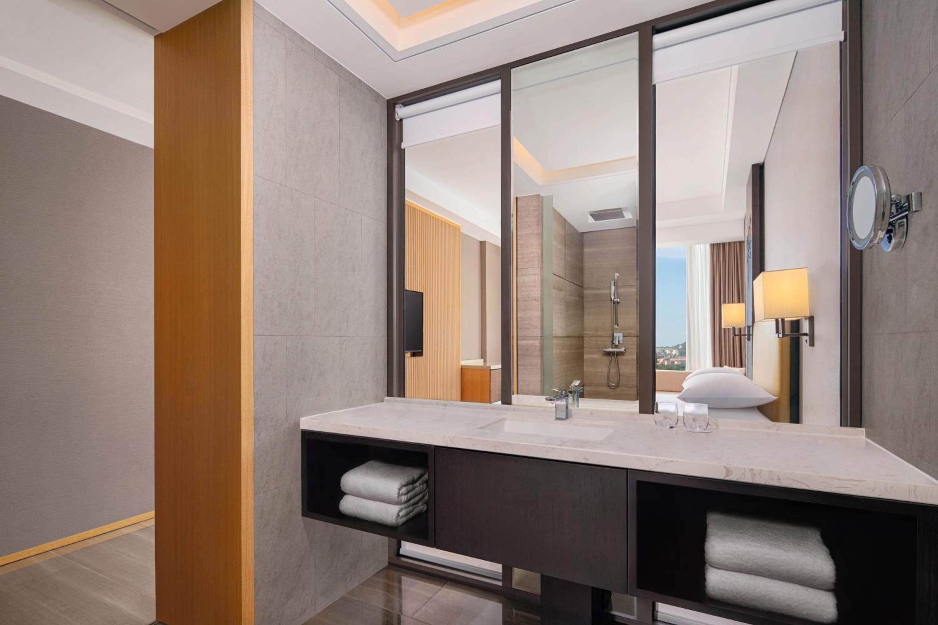 Deluxe Guest room, 1 King - Photo 6