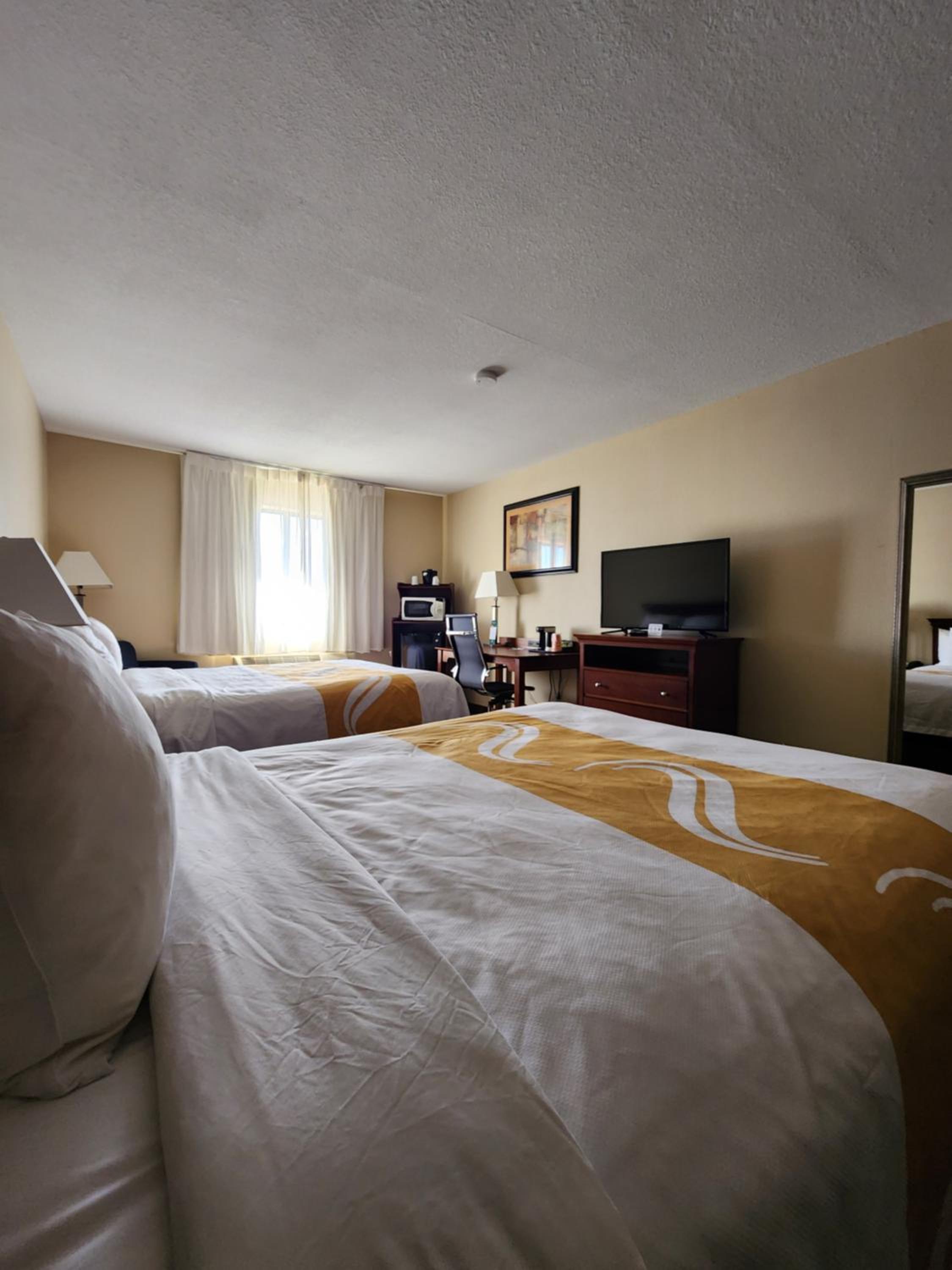 Queen Room with Two Queen Beds - Non-Smoking - Photo 2