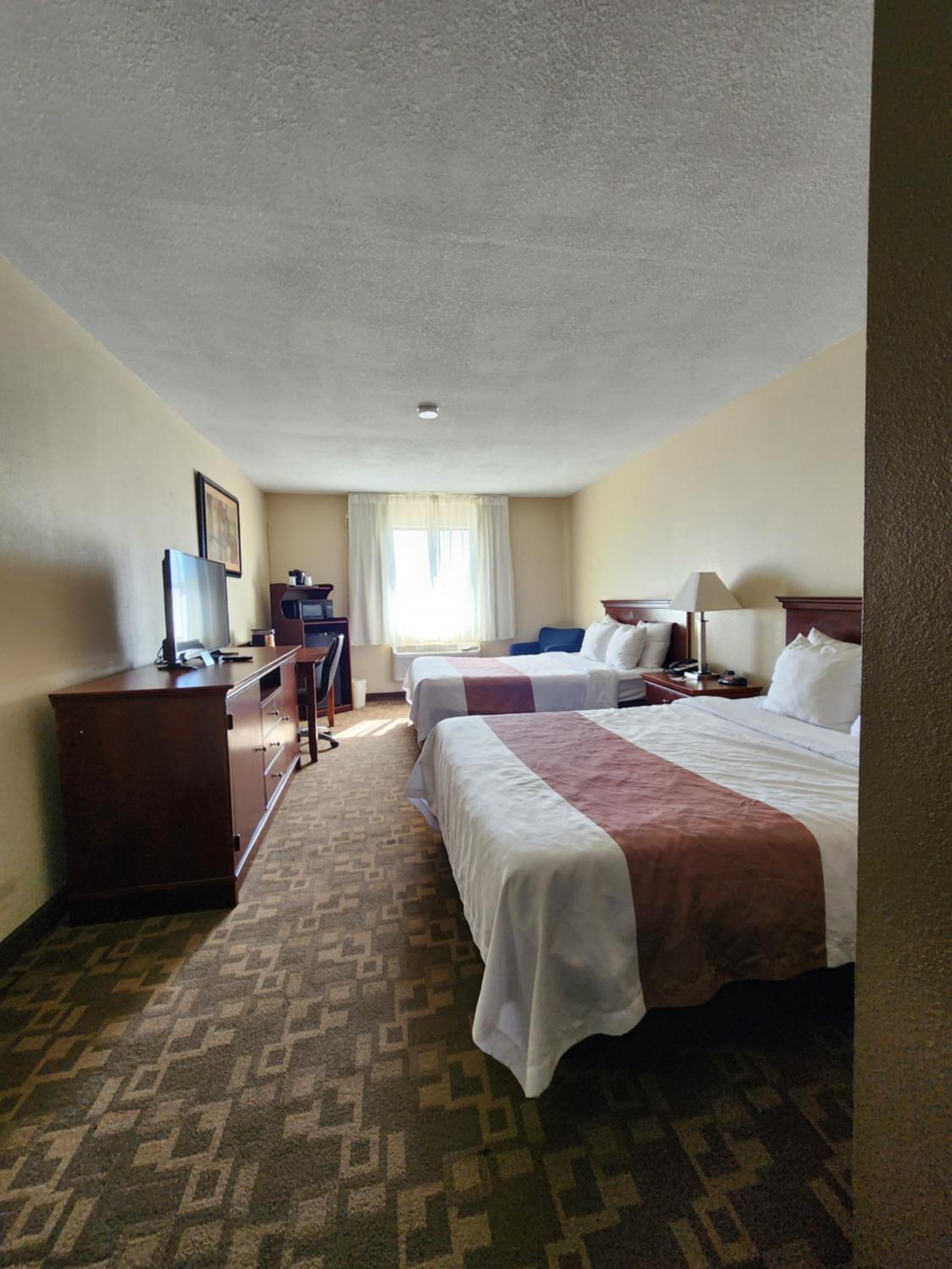 Queen Room with Two Queen Beds - Non-Smoking - Photo 3