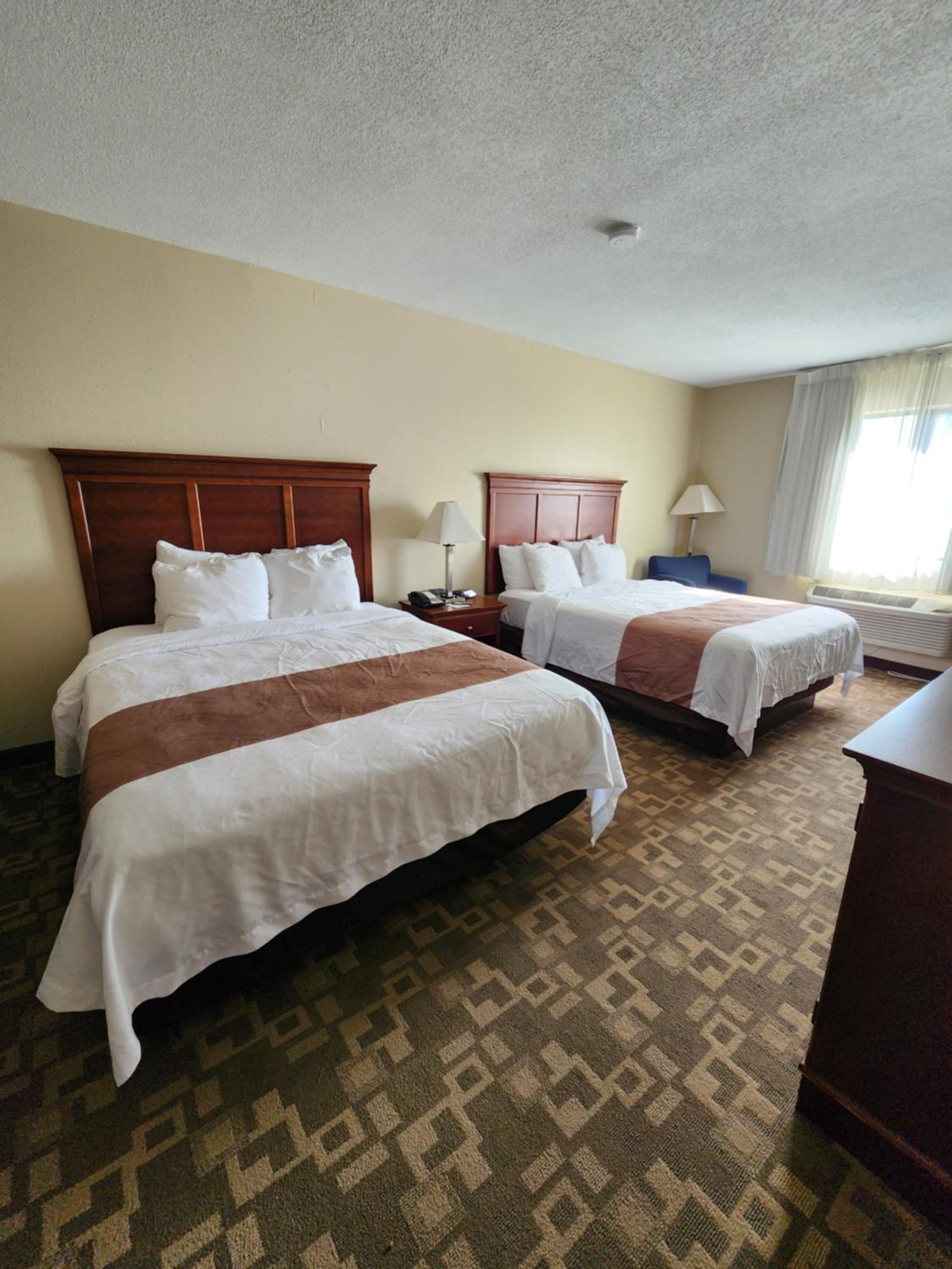 Queen Room with Two Queen Beds - Non-Smoking - Photo 4