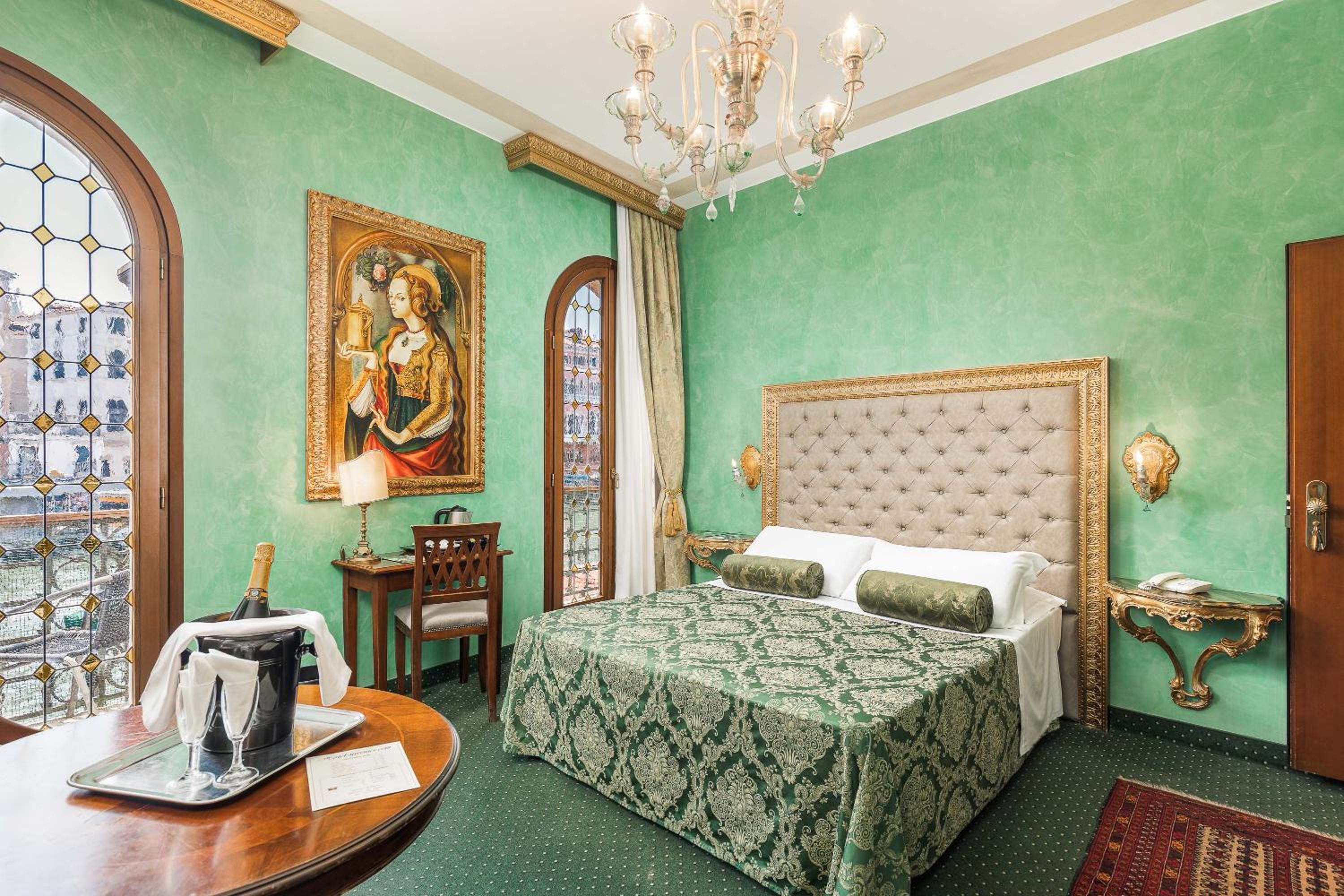 Deluxe Double or Twin Room with Canal View photo 3