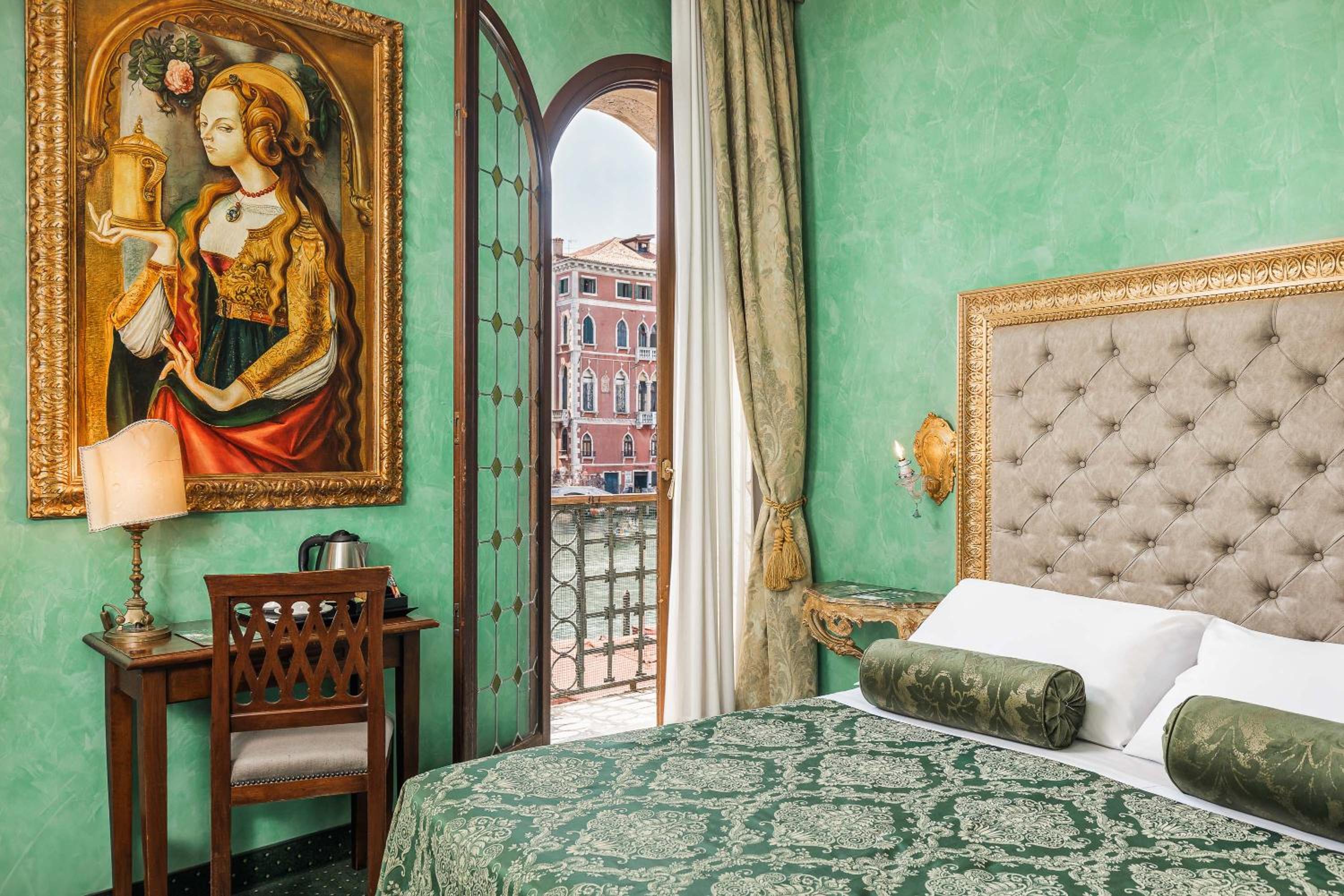 Deluxe Double or Twin Room with Canal View photo 2