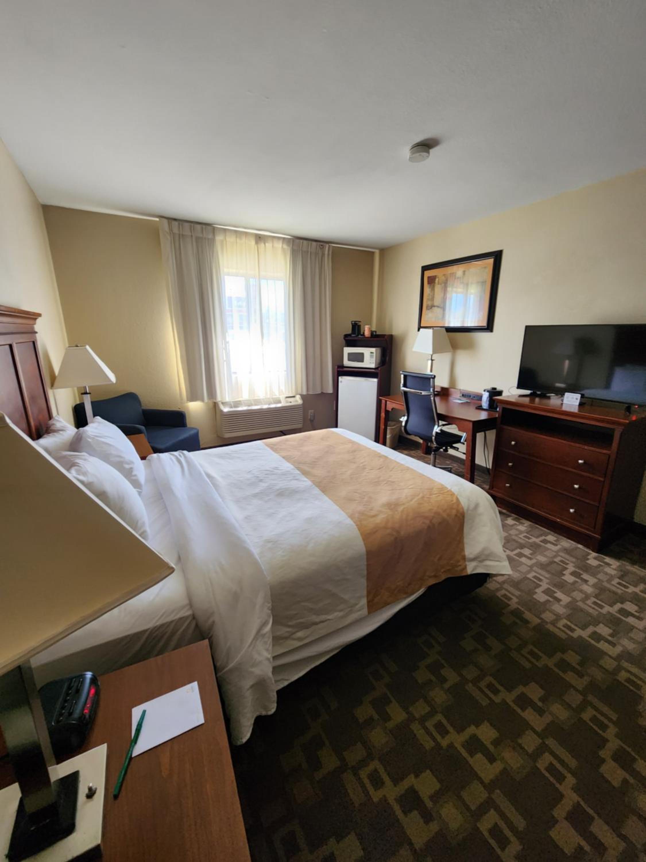 Business Queen Room - Accessible/Non-Smoking - Photo 1