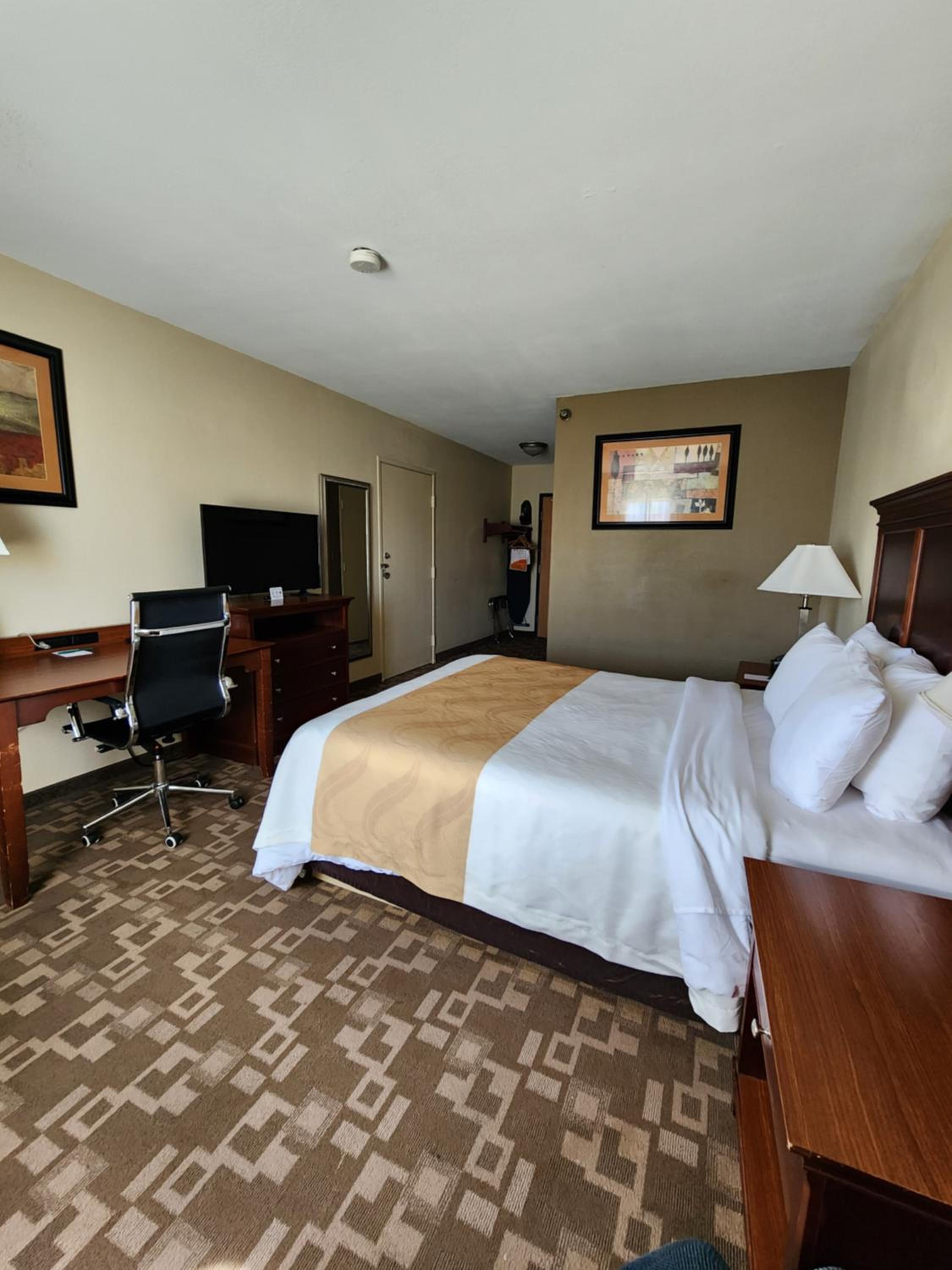 Business Queen Room - Accessible/Non-Smoking - Photo 4