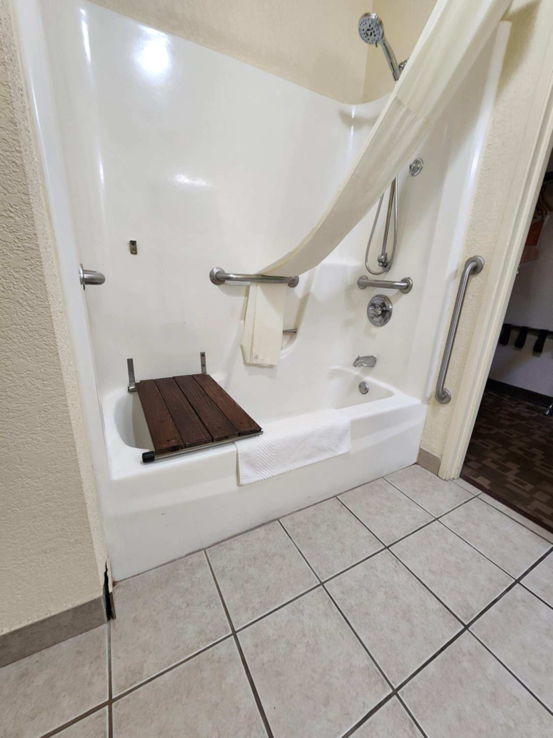 Business Queen Room - Accessible/Non-Smoking - Photo 2