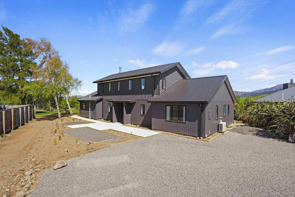 Three-Bedroom House photo 3