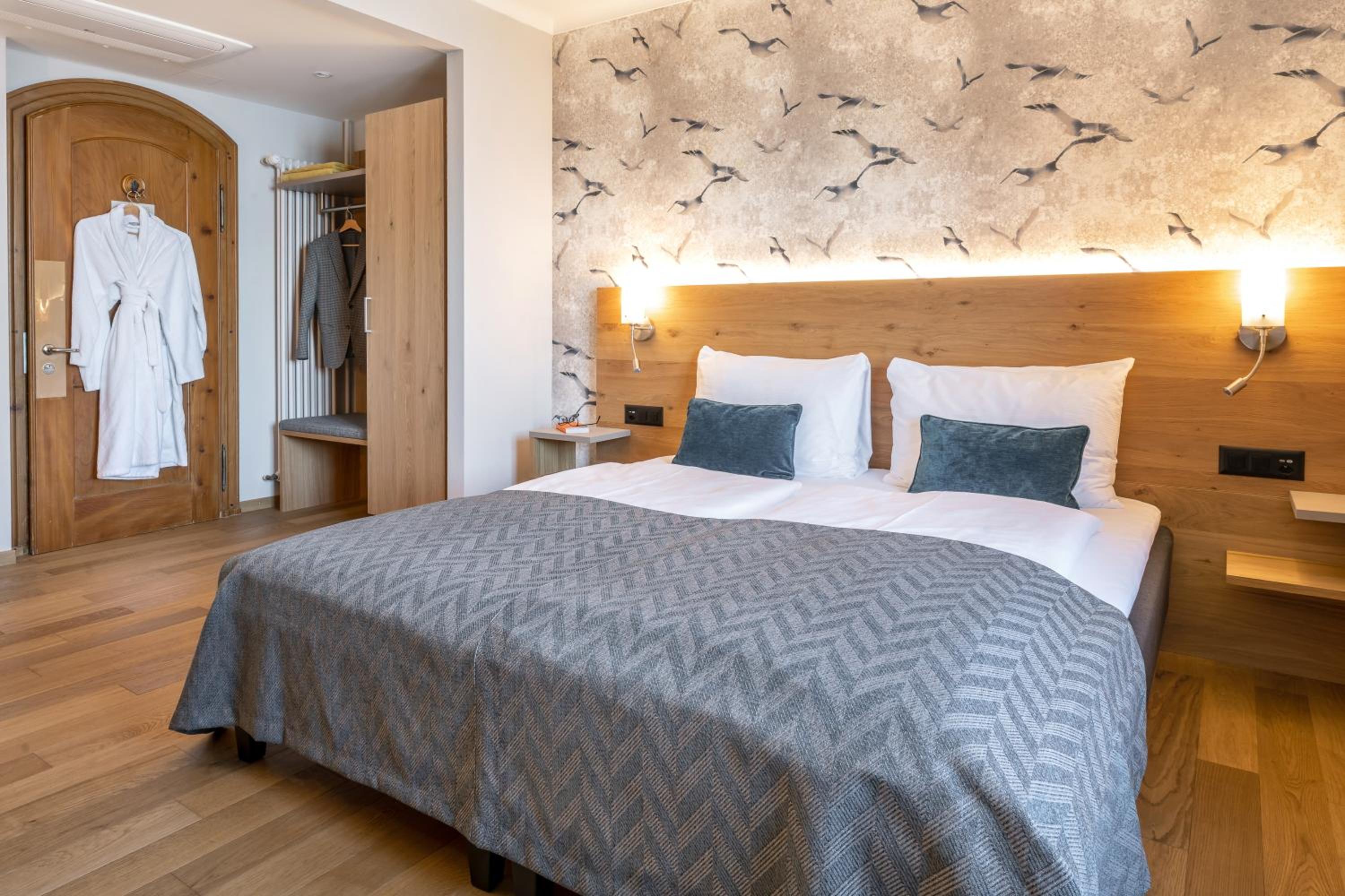 Deluxe Double Room with Bath - Photo 3